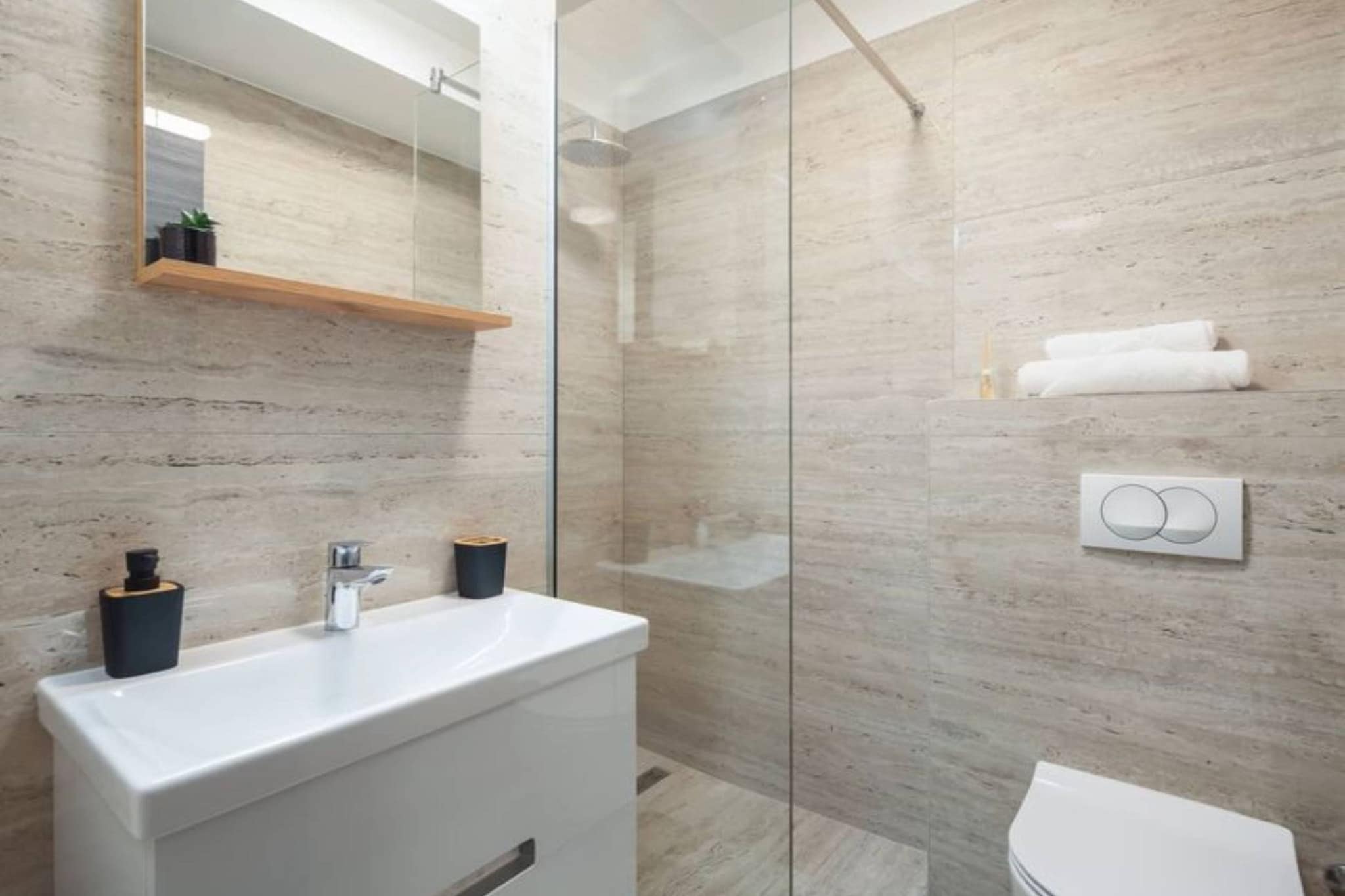 Shimmering Sea Apartment with Terrace - Four Bedroom Apartment with Terrace-Salle de bain