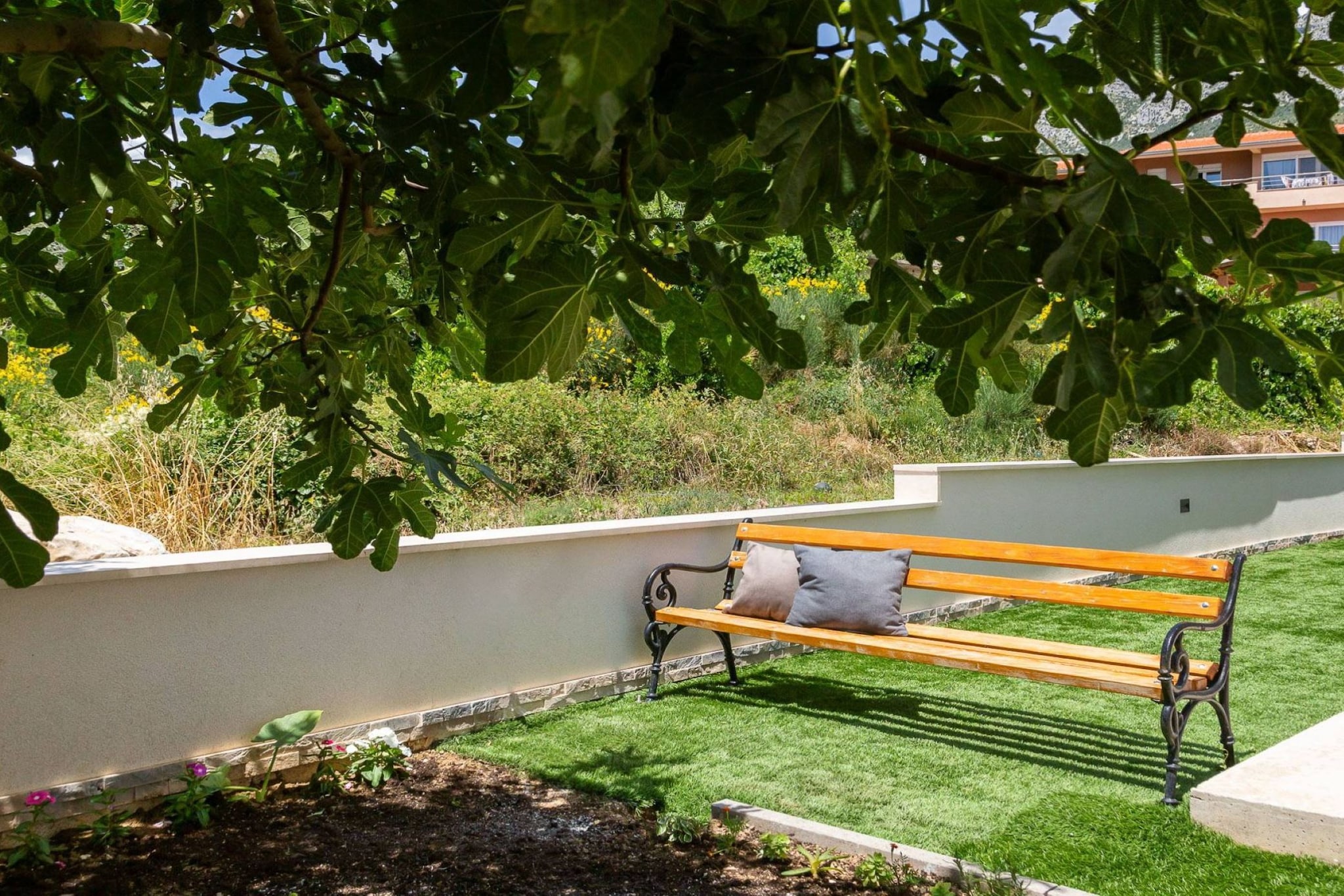 Contemporary Apartment with Terrace and Spacious Garden - Two Bedroom Apartment with Terrace-Extérieur