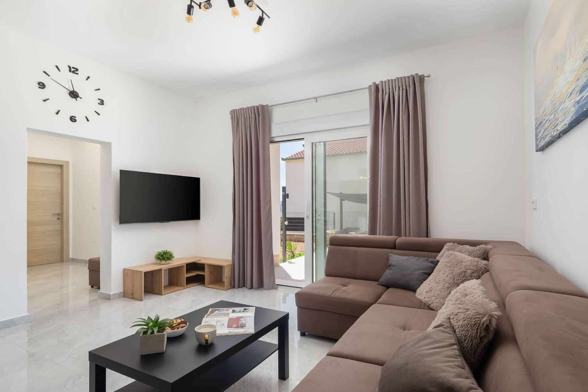 Contemporary Apartment with Terrace and Spacious Garden - Two Bedroom Apartment with Terrace-Salon