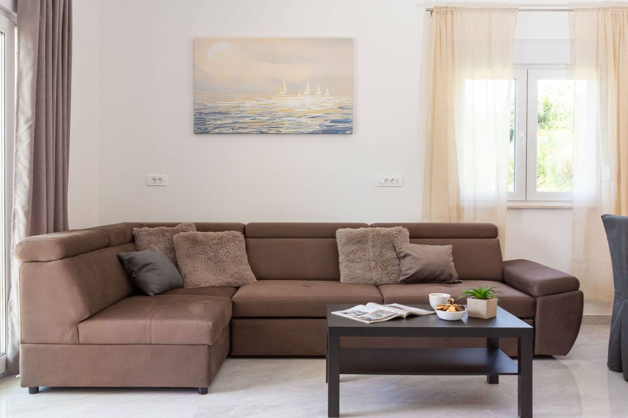 Contemporary Apartment with Terrace and Spacious Garden - Two Bedroom Apartment with Terrace-Salon
