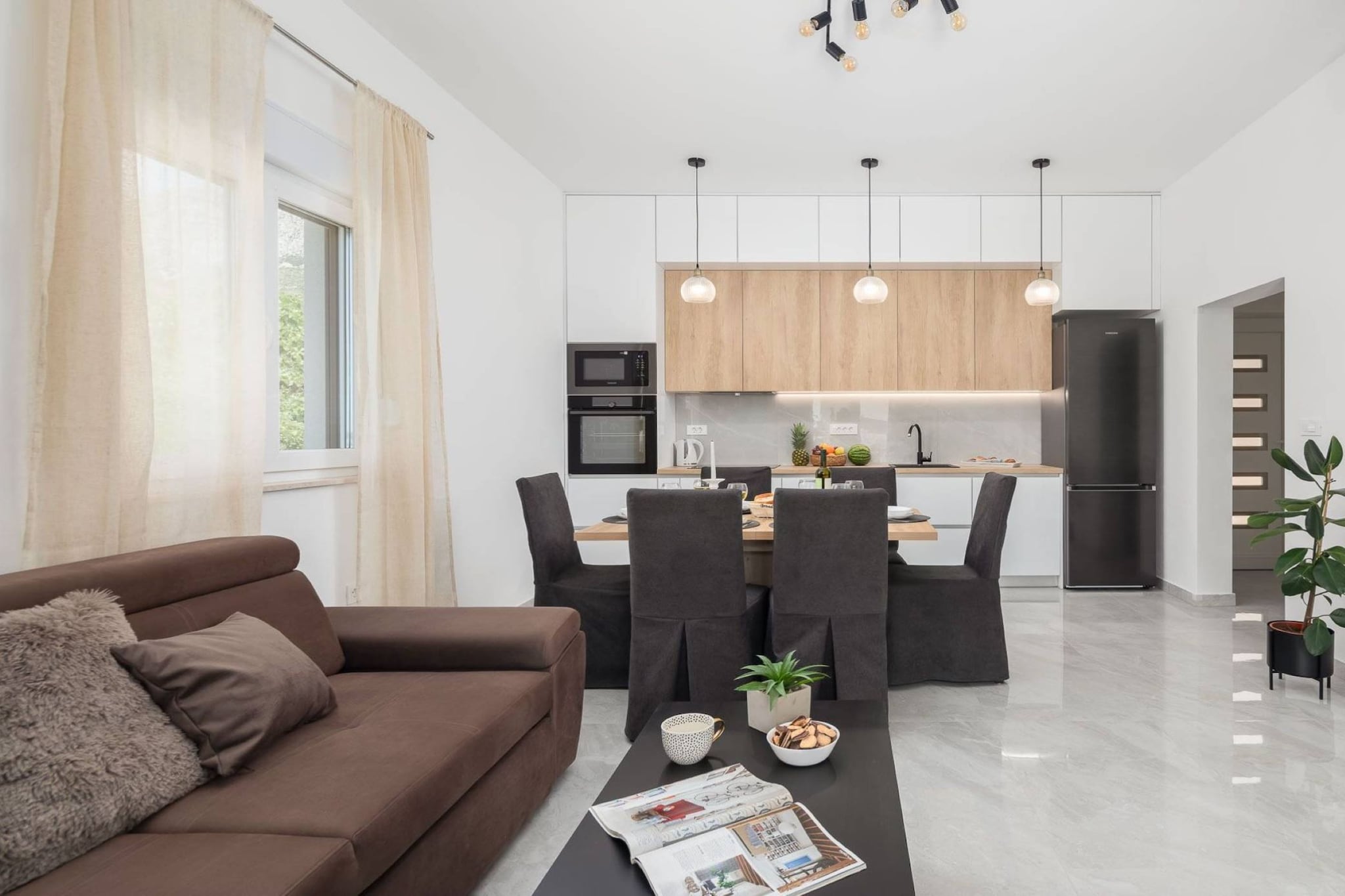 Contemporary Apartment with Terrace and Spacious Garden - Two Bedroom Apartment with Terrace-Salon