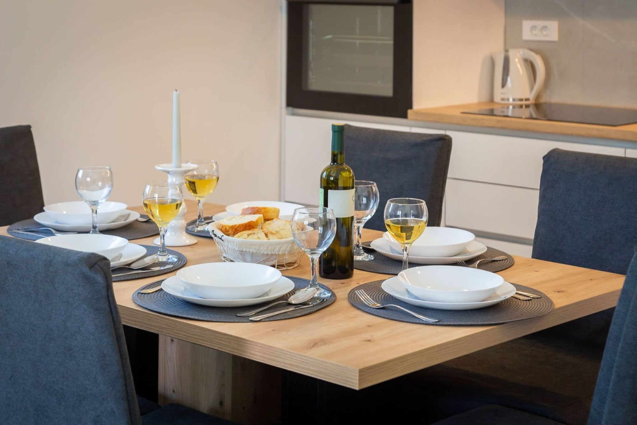 Contemporary Apartment with Terrace and Spacious Garden - Two Bedroom Apartment with Terrace-Salle à manger