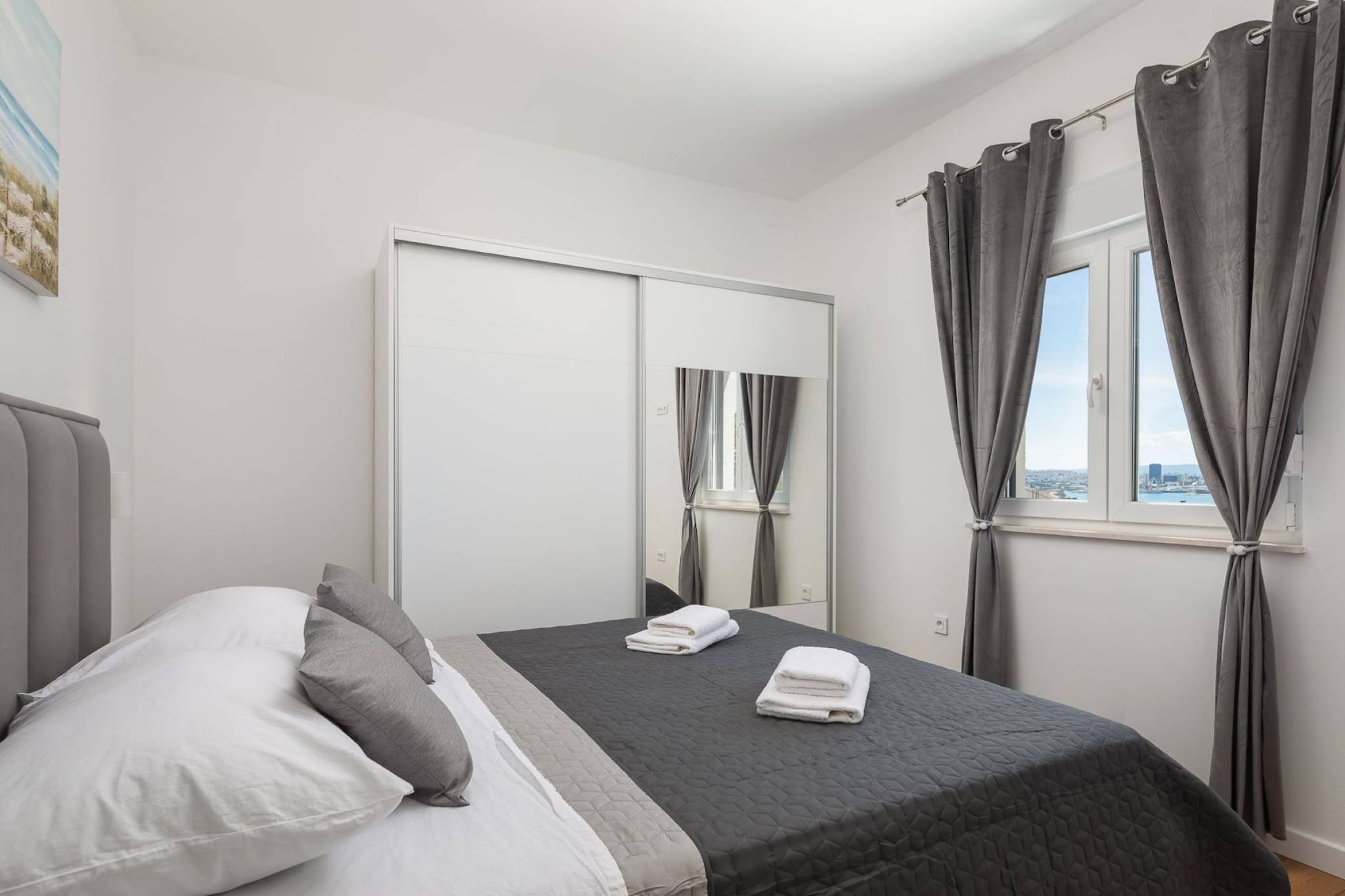 Contemporary Apartment with Terrace and Spacious Garden - Two Bedroom Apartment with Terrace-Chambre