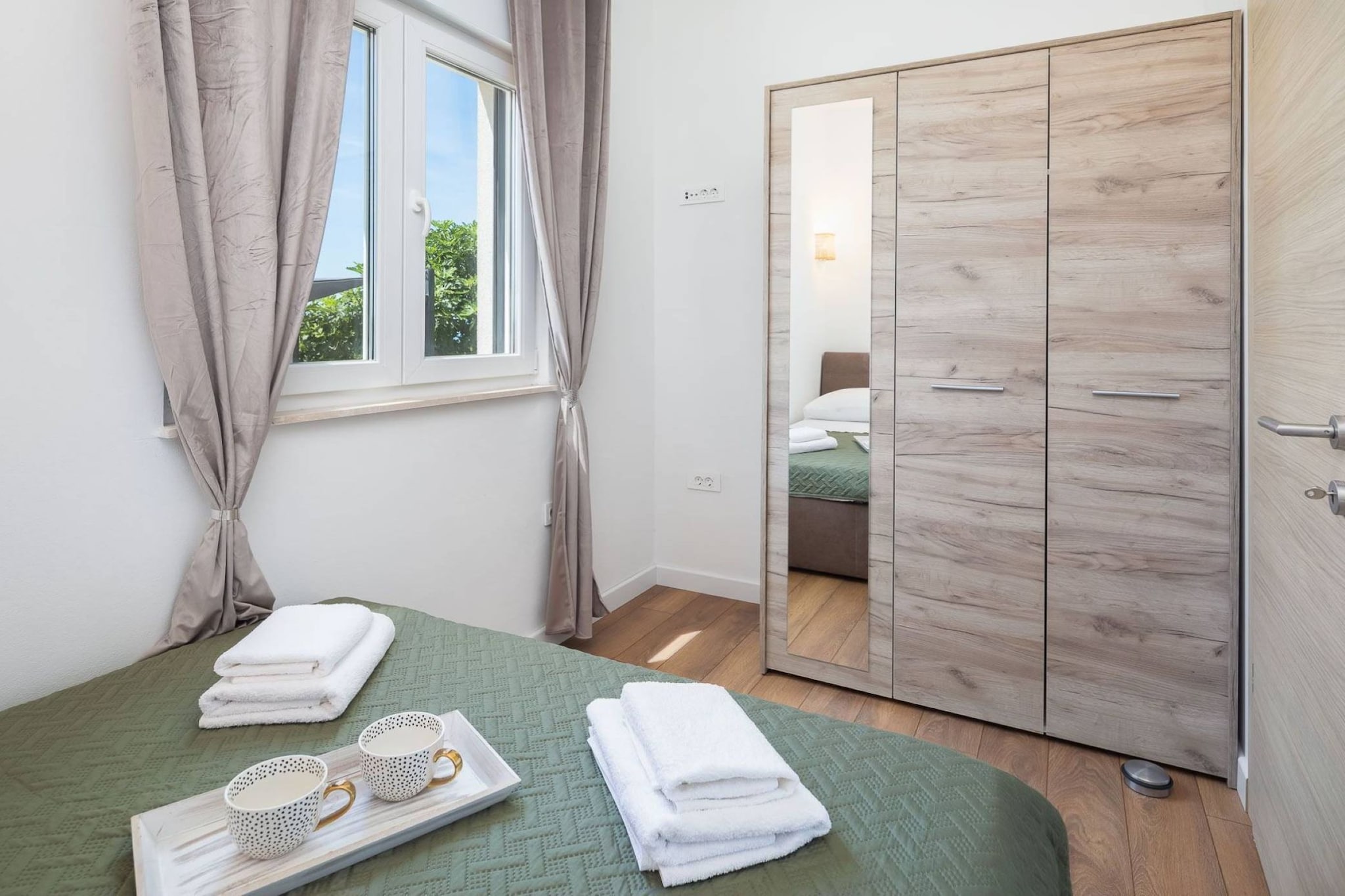 Contemporary Apartment with Terrace and Spacious Garden - Two Bedroom Apartment with Terrace-Chambre
