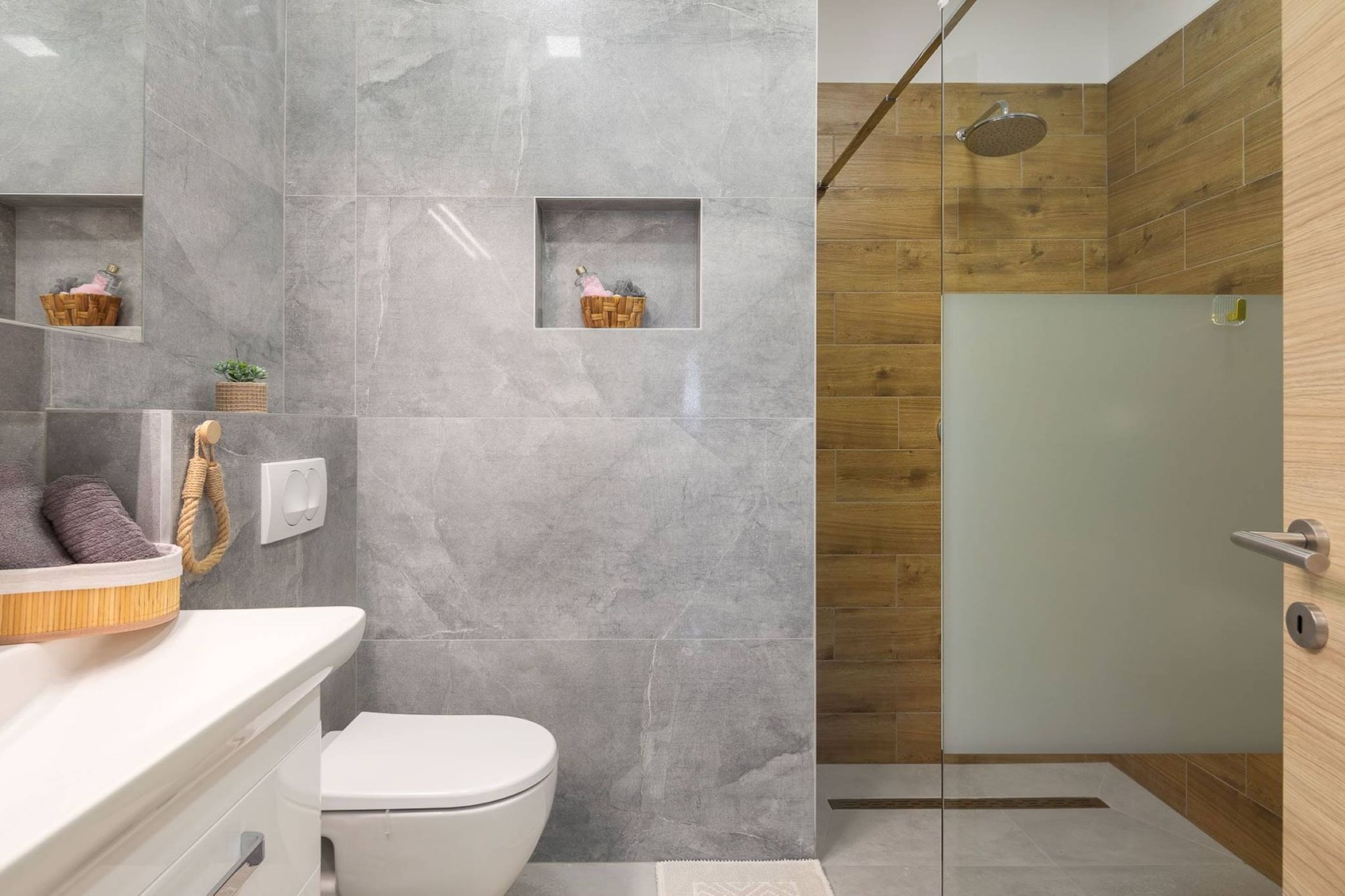 Contemporary Apartment with Terrace and Spacious Garden - Two Bedroom Apartment with Terrace-Salle de bain