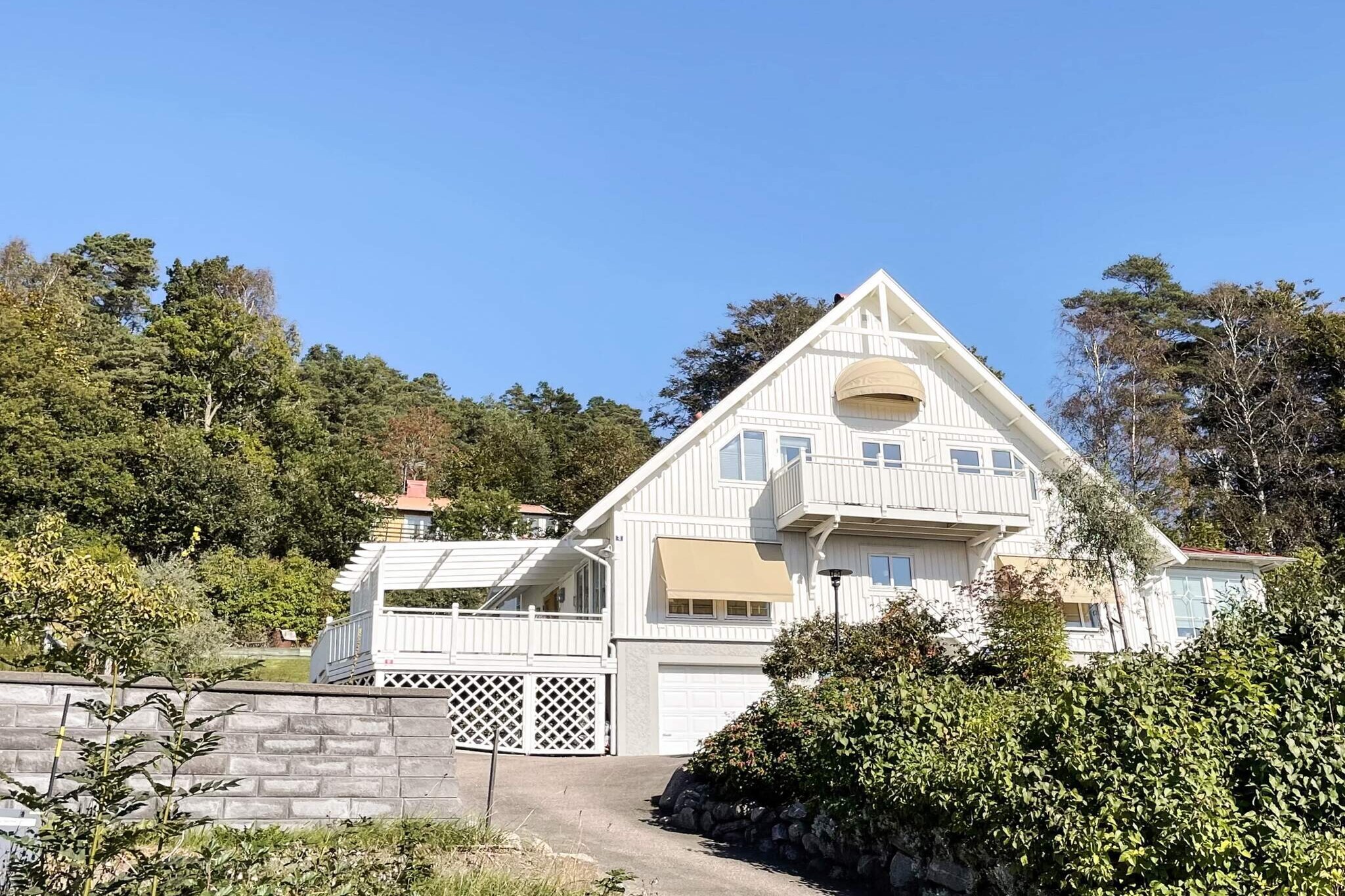 Internet Access DSL, Kitchen(stove(induction), cooker(electric), coffee machine, oven, microwave, fridge(+ freezer), washing machine), bedroom(double bed), bedroom(single bed), bedroom(double bed), bedroom(single bed), bathroom(washbasin, shower, toilet), bathroom(bath tub, washbasin, toilet), heating(central), parking, geothermal energy