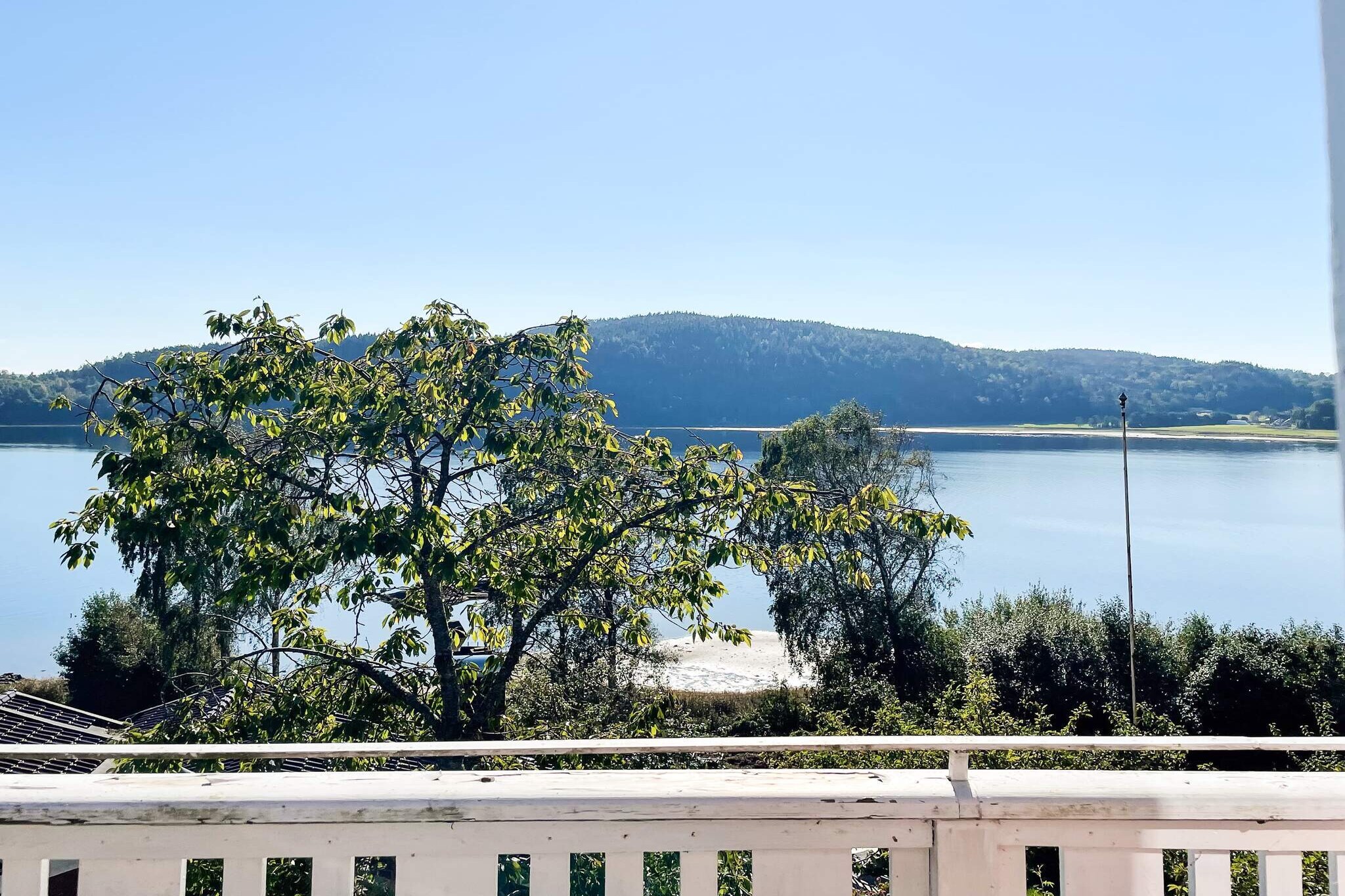A warm welcome to this incredible villa with a fantastic panoramic view of the Hafstensfjord - the sea. Your accommodation is as unique on the outside as it is on the inside. The house is unique and designed by the home owner himself, who really has a sense of interior design and taste. Here you live well with a fantastic view with the fjord as a view. The balcony is a very calming place for pleasant conversations and the first meal in the morning. Once inside, you are greeted by a warm and cozy feeling with stylish decor and style. Everything is site-built and well thought out. In the hall there is space to hang up your clothes. Directly to the left, the bright kitchen opens up. There is plenty of seating here and the large kitchen invites you to delicious meals to enjoy on your holiday. Of course you can see the sea from here and just enjoy. There is a bathroom opposite the kitchen which is bright. In the bathroom there is a wc, sink and shower cubicle. Straight ahead, the large and bright living room opens up. Here, they have worked with a lot of light in with the large windows, which of course have a view of the sea and also the beautiful greenery outside. The stairs up lead you to 3 bedrooms. There is a smaller bedroom directly to the left with a single bed, perfect for children/teenagers. Window to the beautiful garden and with bright interior. The room next door has a sea view and a balcony. Here is a double bed. The room on the right also has a balcony facing the sea and here is another single bed. Straight ahead in the hall is the house's second bathroom with sink, wc and bathtub. To reach the house's last bedroom, by no means the smallest, you take the stairs at the top. Then you come to the house's master bedroom. It's an incredible view in a first class bed. In total, there are 6 beds to offer in this house with the sea as a neighbor. Here you will live well together. The location is perfect for at least a one or two week holiday. This is suitable for families with children who want to be close to sun, swimming and all the beauty that the West Coast has to offer. The plot is slightly hilly and the house is on a slope. There are also 3 stairs in the house. The lower level of the house is private, but you can use the washing machine that is there. There is also an annex on the plot which is also private. With just a 5-minute walk you reach Lanesund's bathing area, where you can enjoy swimming from both the beach and the jetty. It is important to be aware that there is a busy road between the house and the swimming area, so if you have children you should be careful when crossing it. From this fine accommodation, you can easily make day trips to Nordens Ark, Havets Hus in Lysekil or why not visit the Liseberg amusement park in Gothenburg, which is only about 60 minutes away. You can also explore coastal communities such as SmÃ¶gen, Kungshamn and FjÃ¤llbacka, all within easy reach. If you fancy shopping, you can take a trip to Torp KÃ¶pcentrum or to Uddevalla centre. Pay a visit to Moose of AnnerÃ¶d with its fantastic moose park. For those interested in history and culture, a visit to the BohuslÃ¤n Museum is recommended. You also have the opportunity to discover the beautiful archipelago islands in the area. There are several archipelago boats that stop at picturesque resorts that are definitely worth a visit. We hope you enjoy yourself and wish you a wonderful stay and make lots of West Coast memories!
