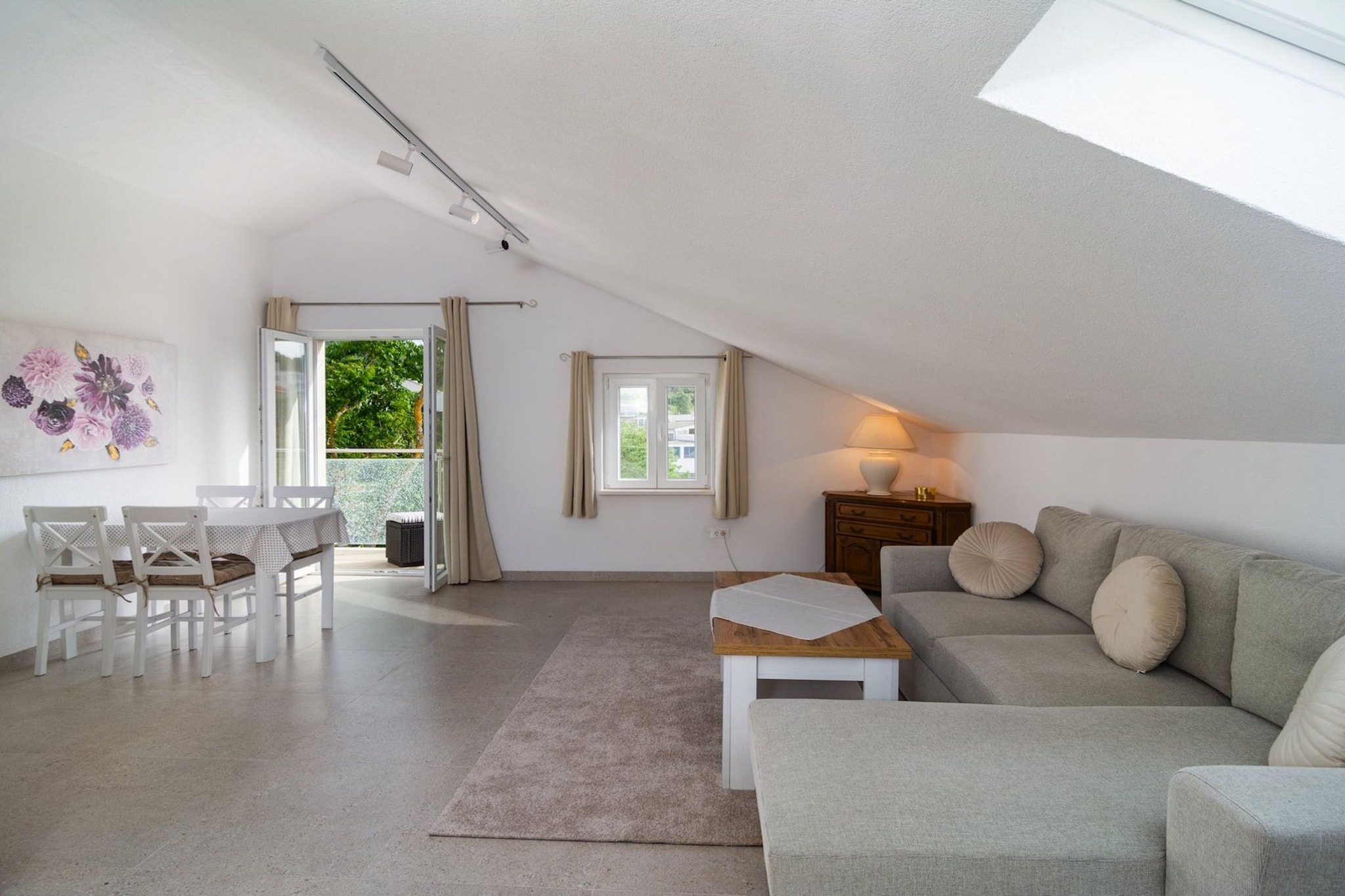 Elegant Sutivan Apartments with Balcony - One Bedroom Apartment with Balcony