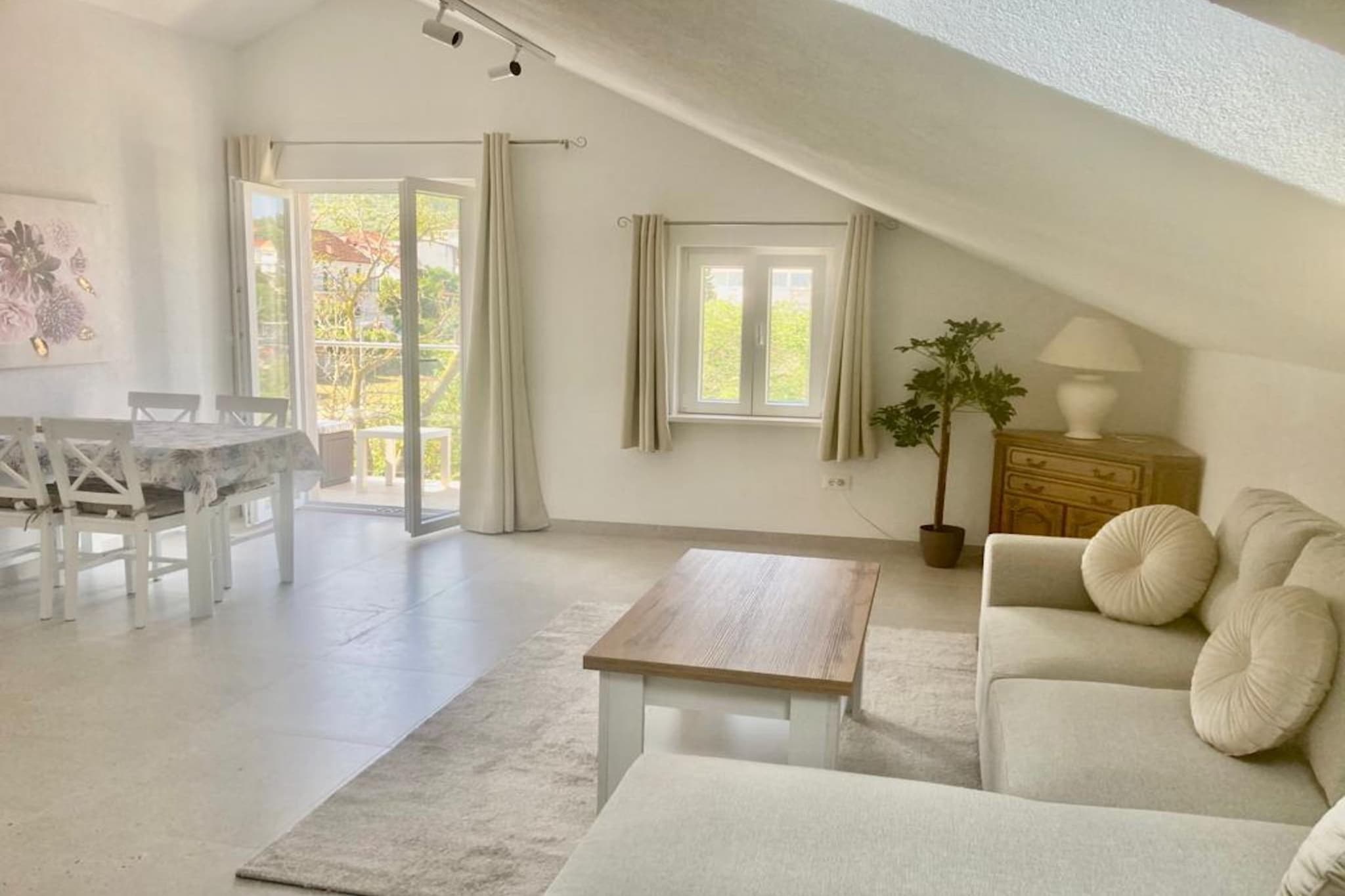 Elegant Sutivan Apartments with Balcony - One Bedroom Apartment with Balcony-Wohnzimmer
