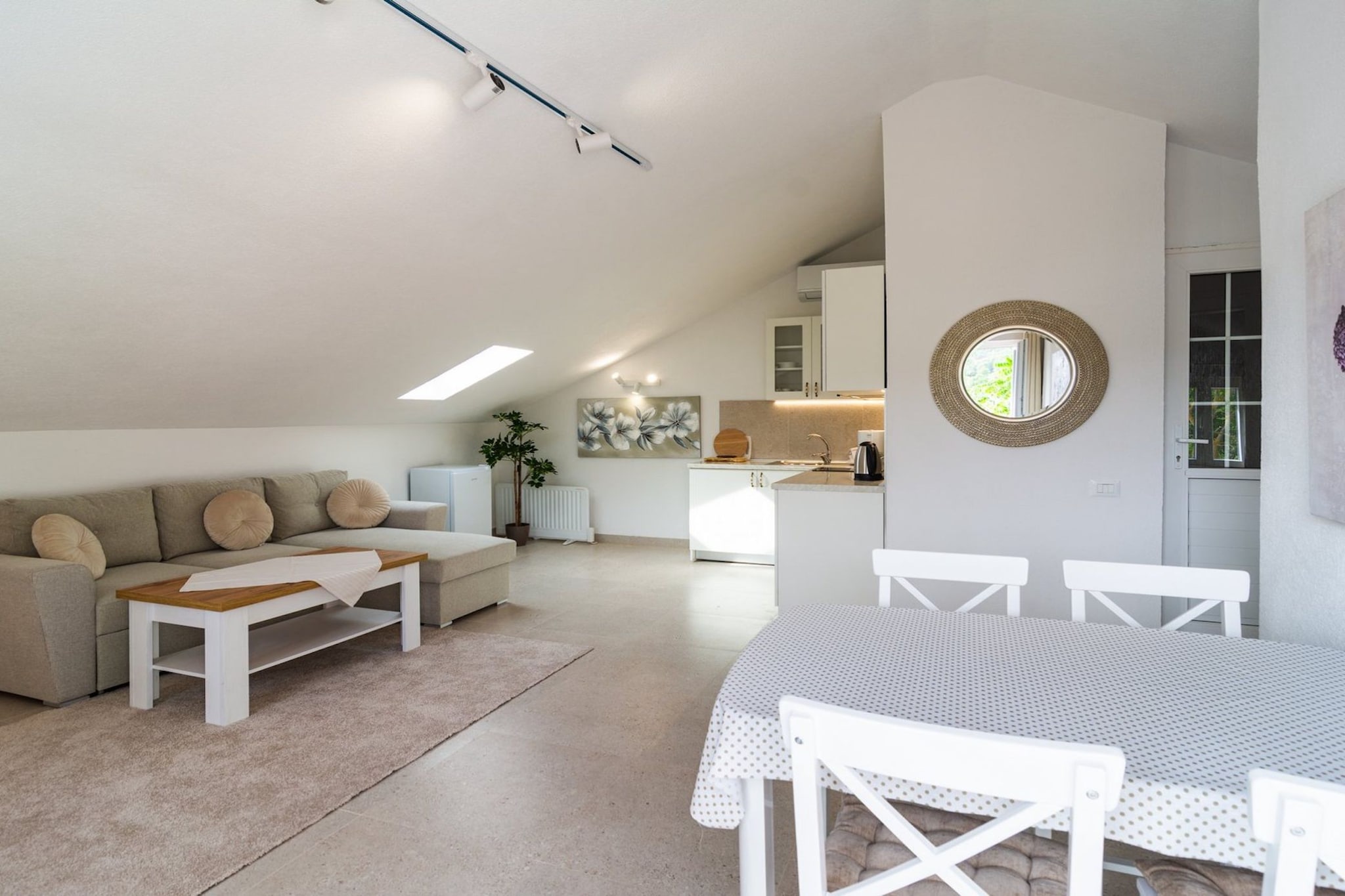 Elegant Sutivan Apartments with Balcony - One Bedroom Apartment with Balcony-Wohnzimmer