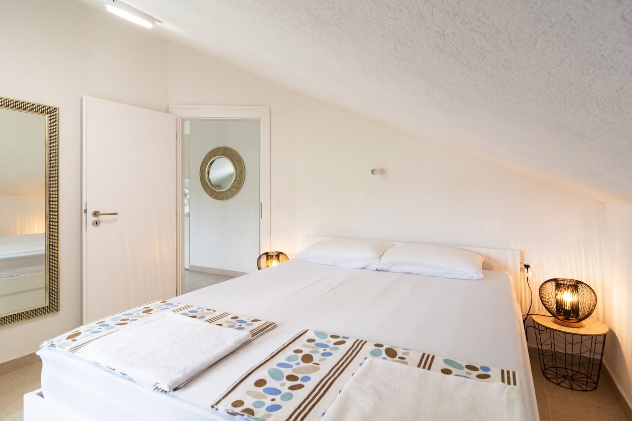 Elegant Sutivan Apartments with Balcony - One Bedroom Apartment with Balcony-Schlafzimmer