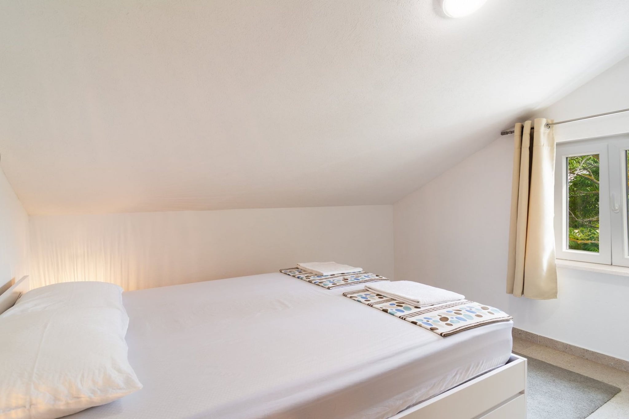 Elegant Sutivan Apartments with Balcony - One Bedroom Apartment with Balcony-Schlafzimmer