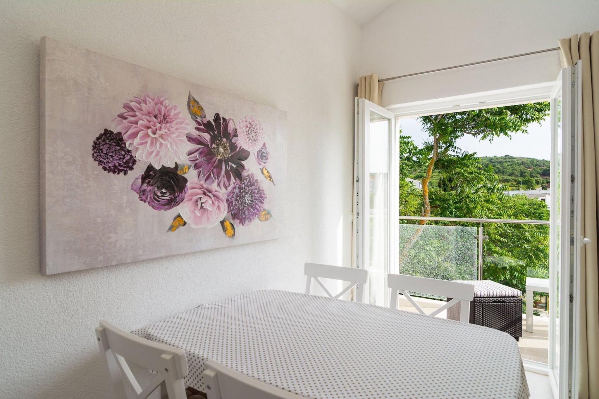 Elegant Sutivan Apartments with Balcony - One Bedroom Apartment with Balcony