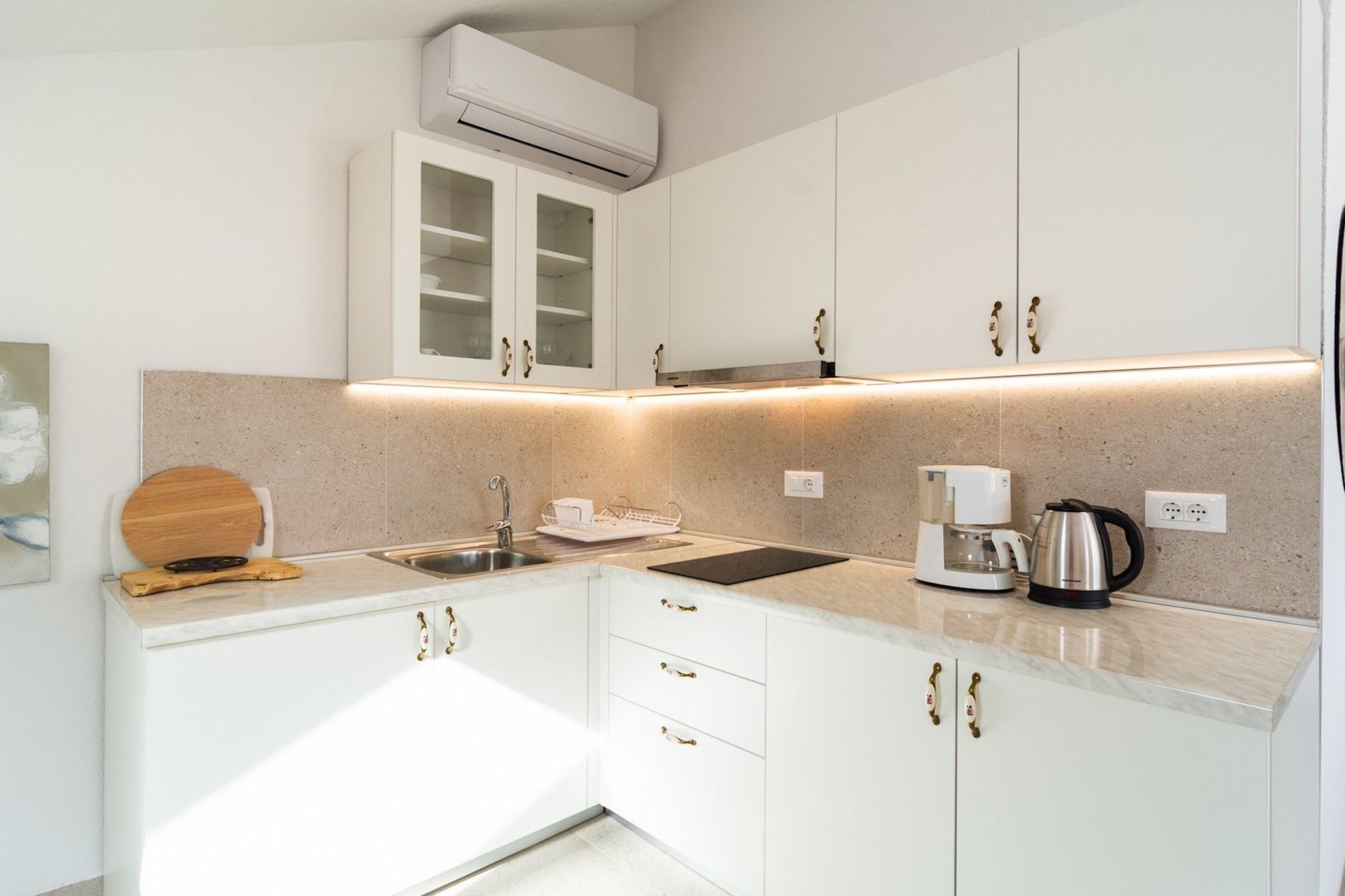 Elegant Sutivan Apartments with Balcony - One Bedroom Apartment with Balcony-Küche