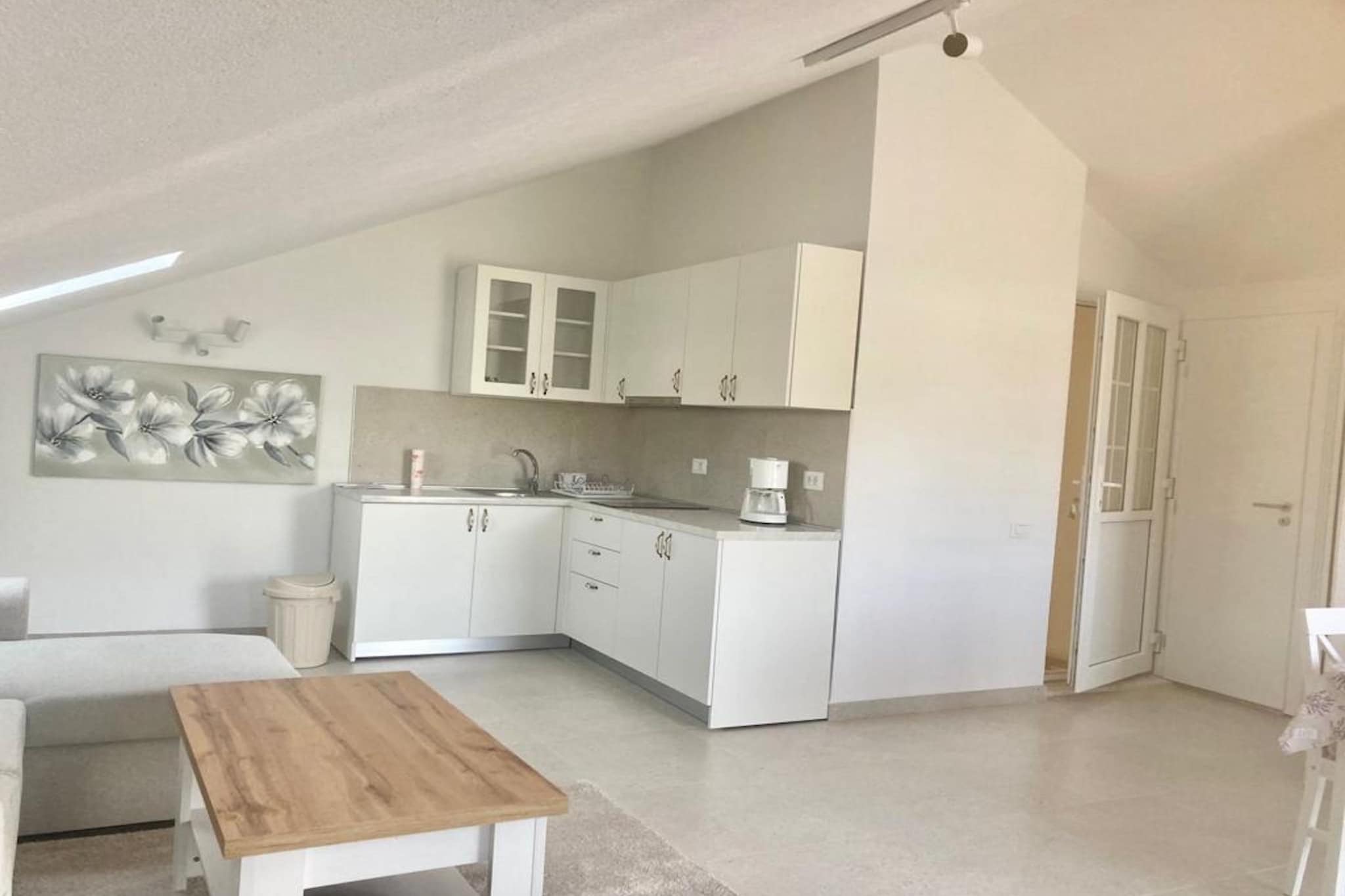 Elegant Sutivan Apartments with Balcony - One Bedroom Apartment with Balcony-Küche