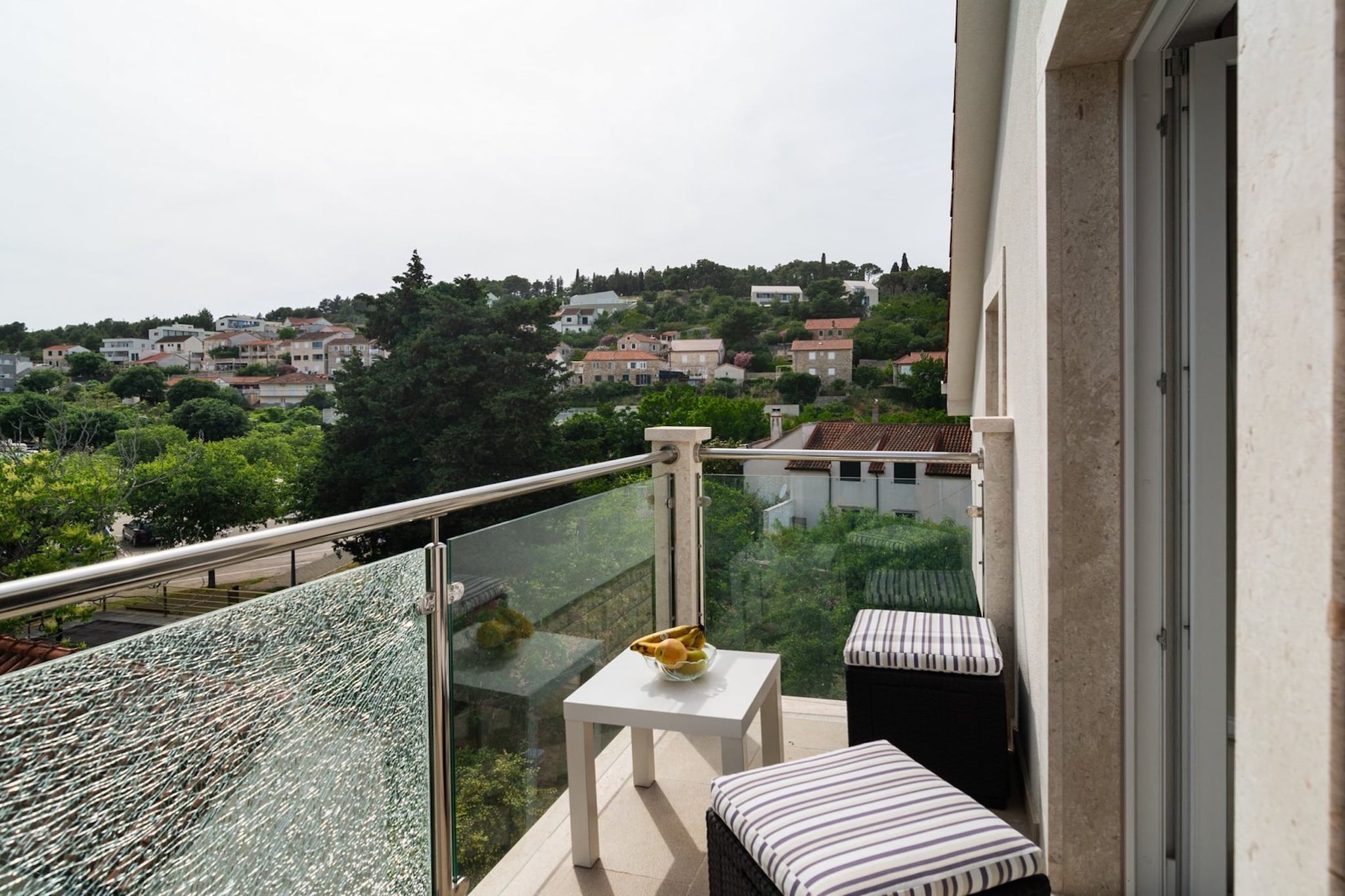 Elegant Sutivan Apartments with Balcony - One Bedroom Apartment with Balcony-Terrassenbalkon