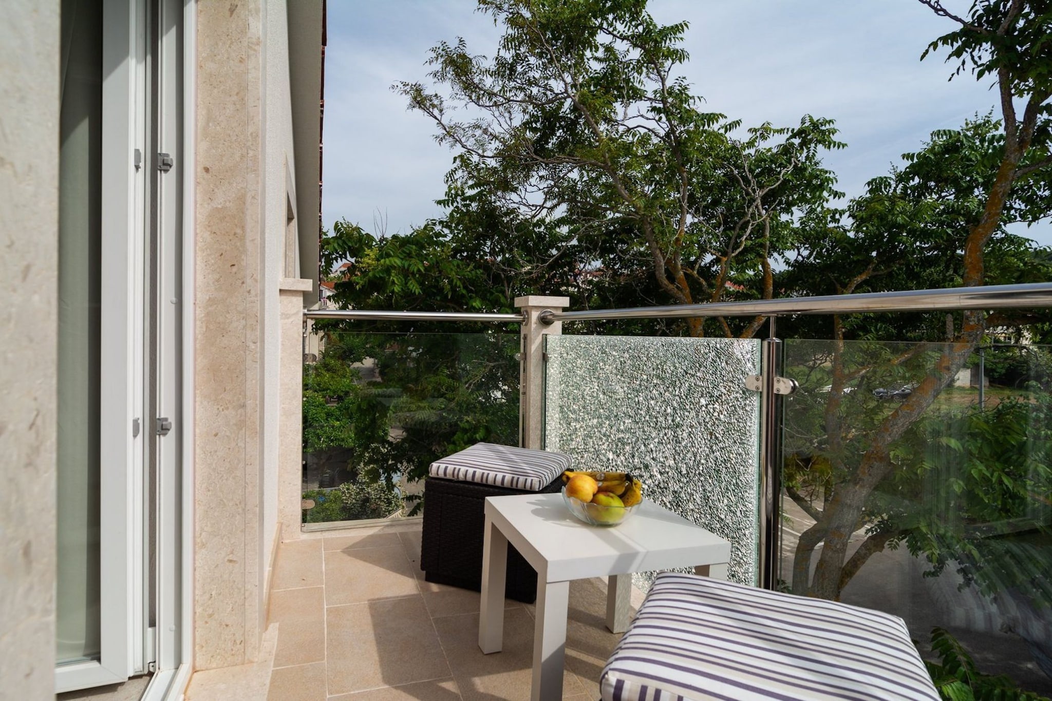 Elegant Sutivan Apartments with Balcony - One Bedroom Apartment with Balcony