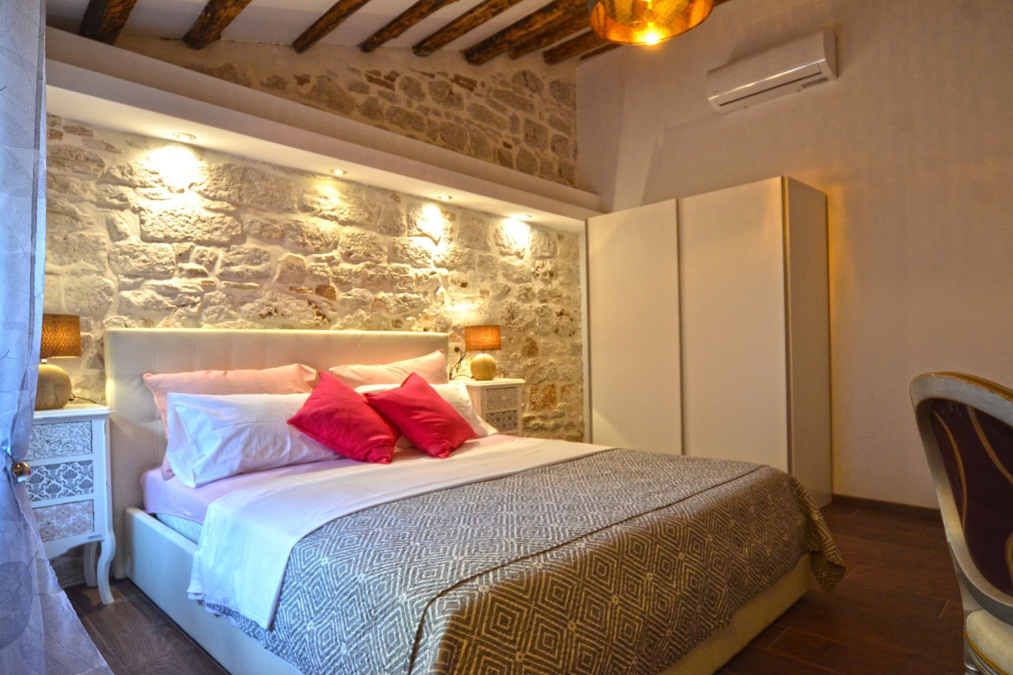 Elegant Rovinj Old Town Apartment - One Bedroom Apartment-Schlafzimmer
