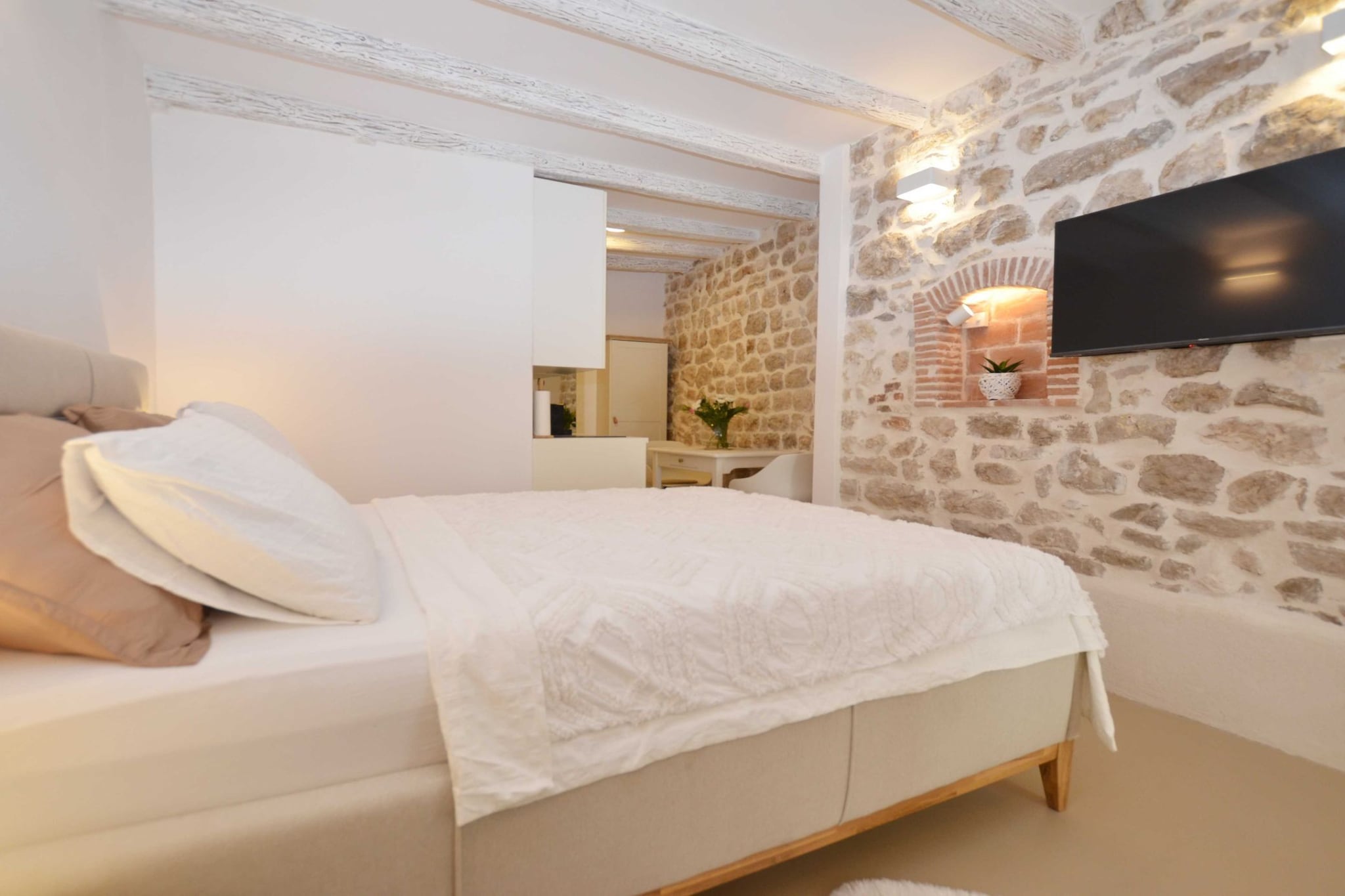 Chic and Stylish Old Town Rovinj Apartment - Studio Apartment-Schlafzimmer