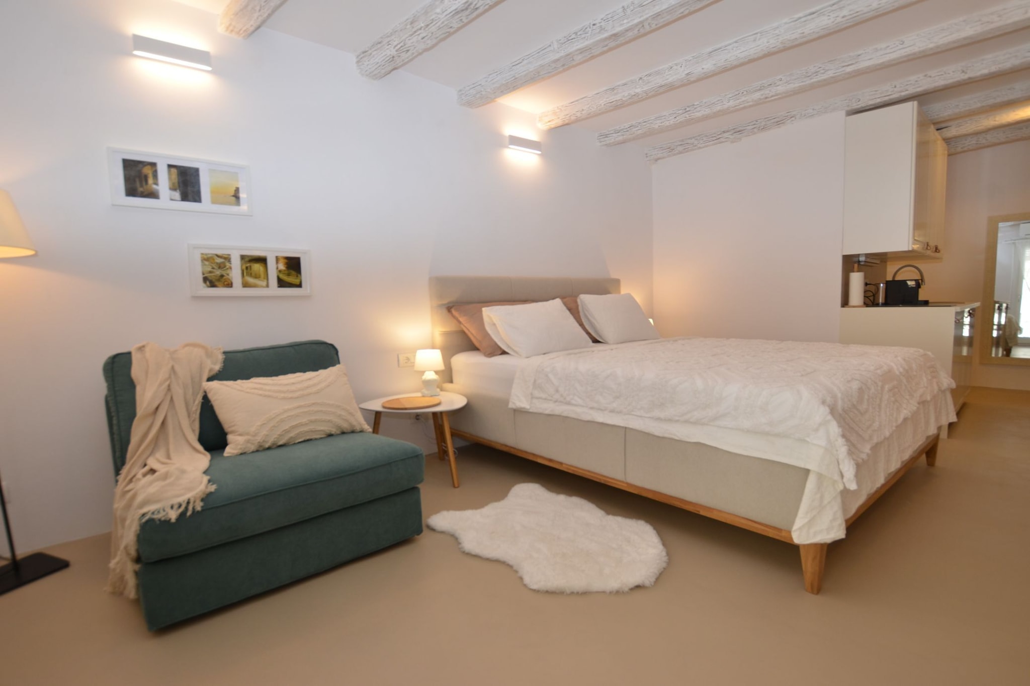 Chic and Stylish Old Town Rovinj Apartment - Studio Apartment-Schlafzimmer