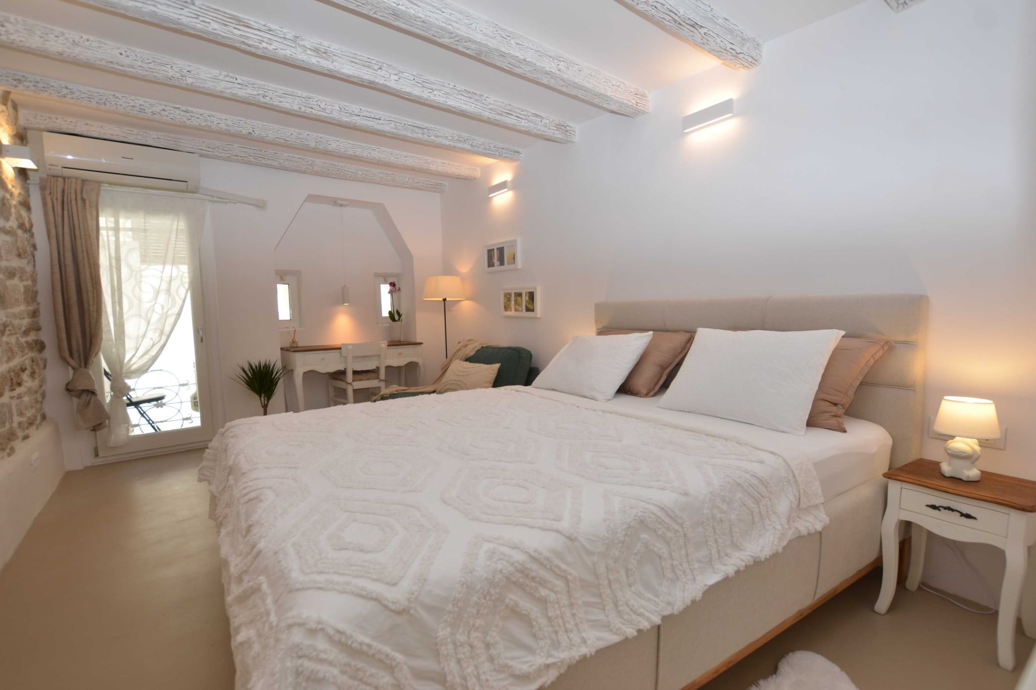 Chic and Stylish Old Town Rovinj Apartment - Studio Apartment-Schlafzimmer