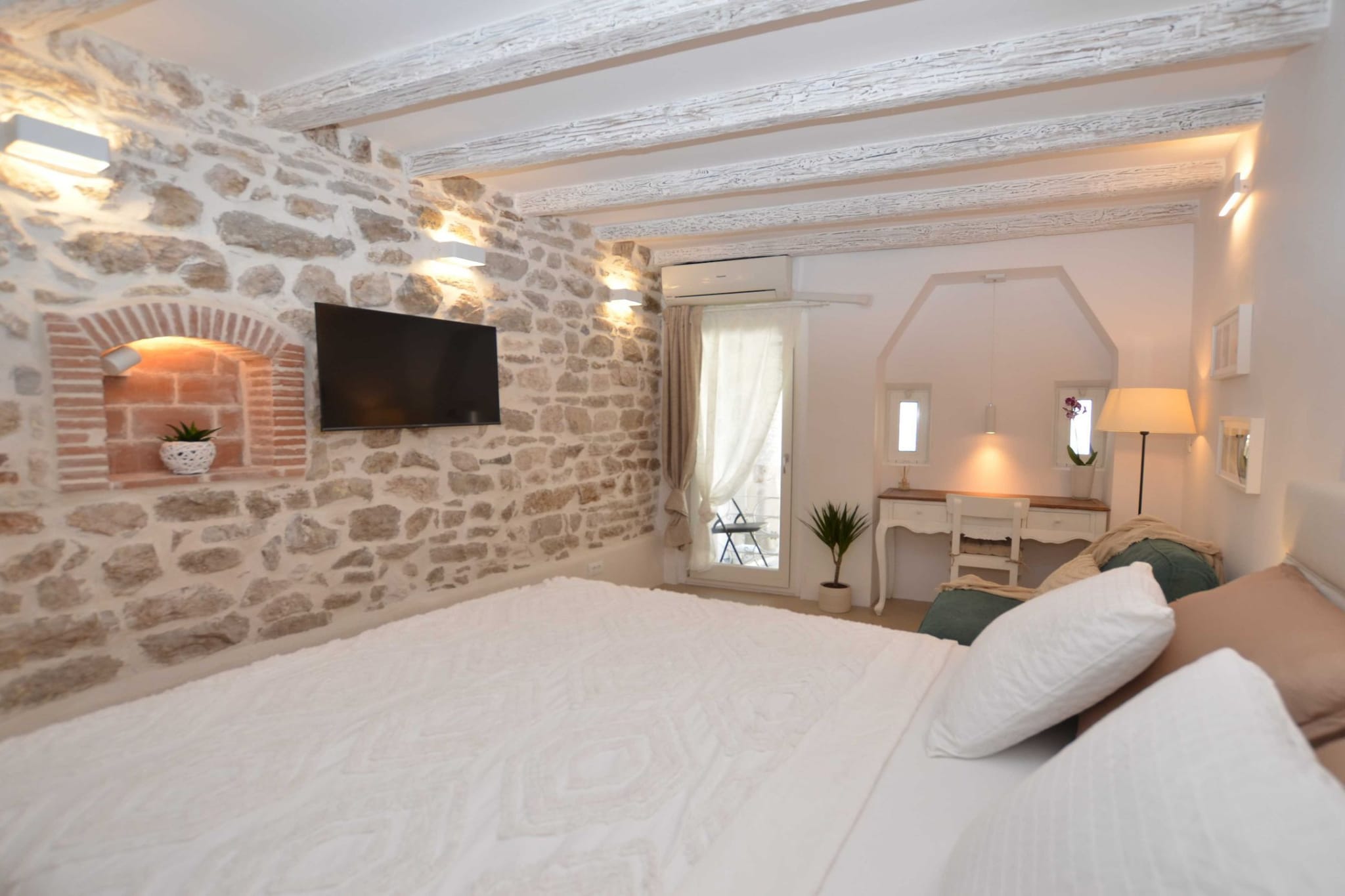 Chic and Stylish Old Town Rovinj Apartment - Studio Apartment-Schlafzimmer