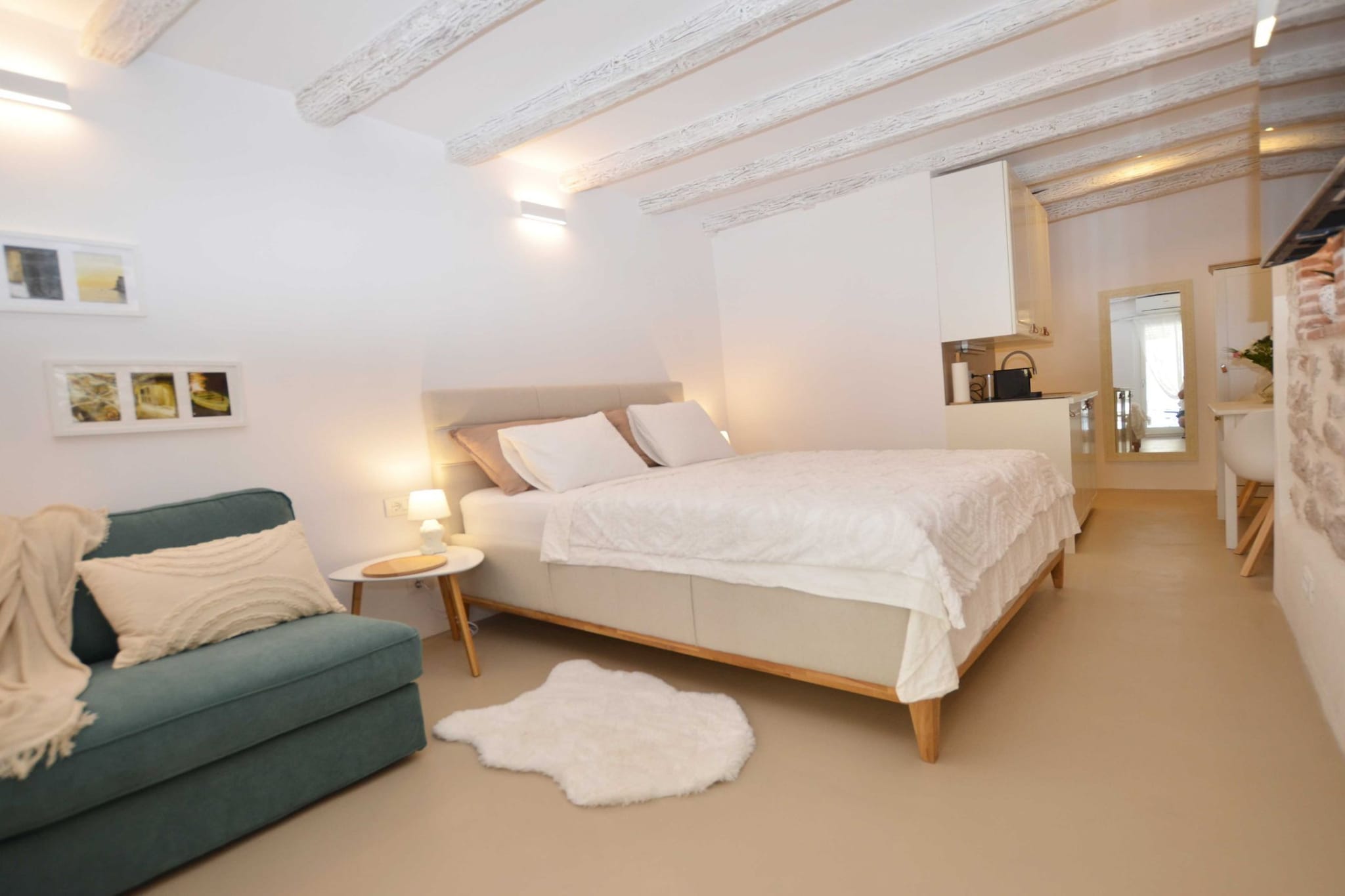 Chic and Stylish Old Town Rovinj Apartment - Studio Apartment-Schlafzimmer