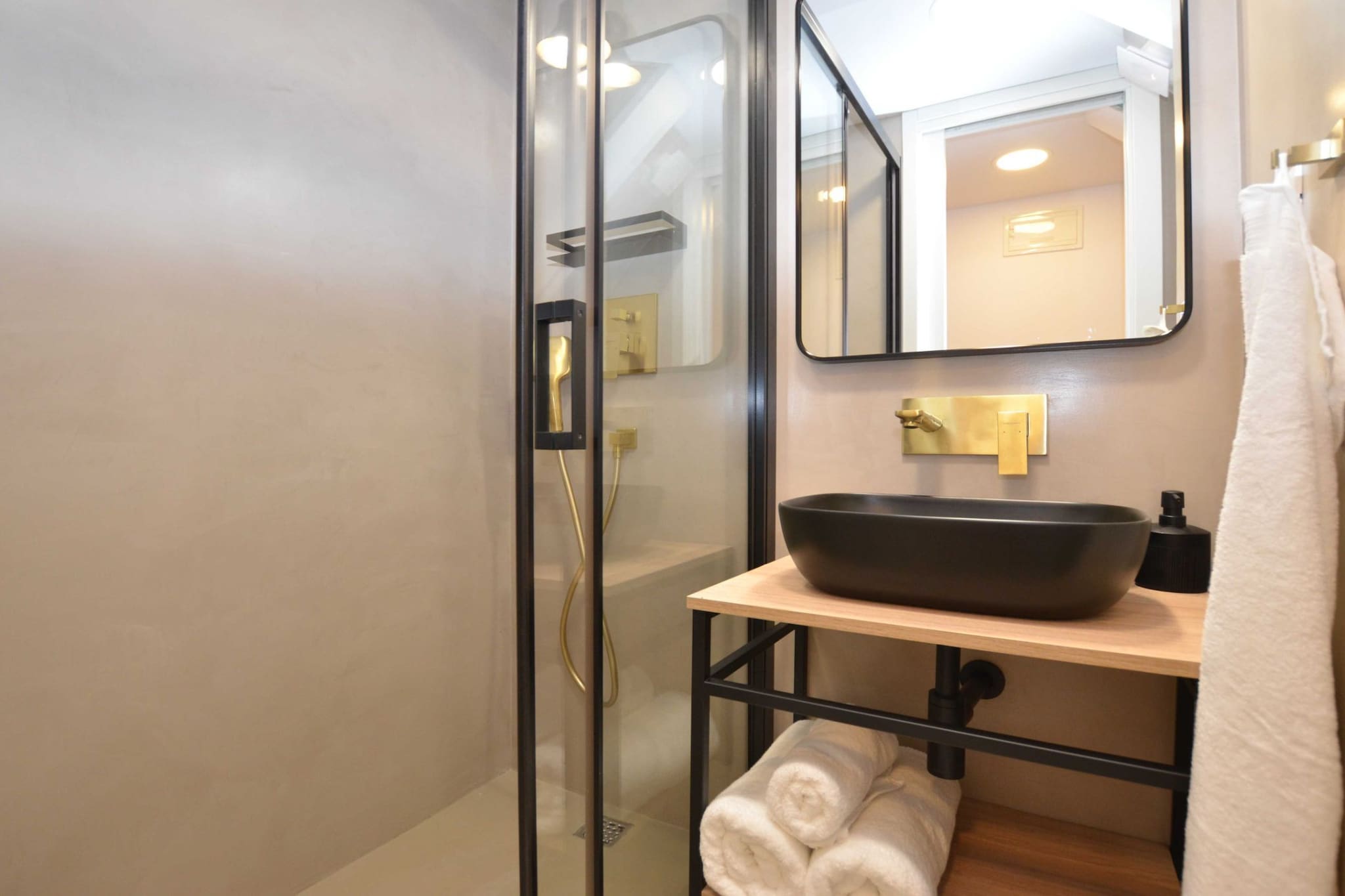 Chic and Stylish Old Town Rovinj Apartment - Studio Apartment-Badezimmer