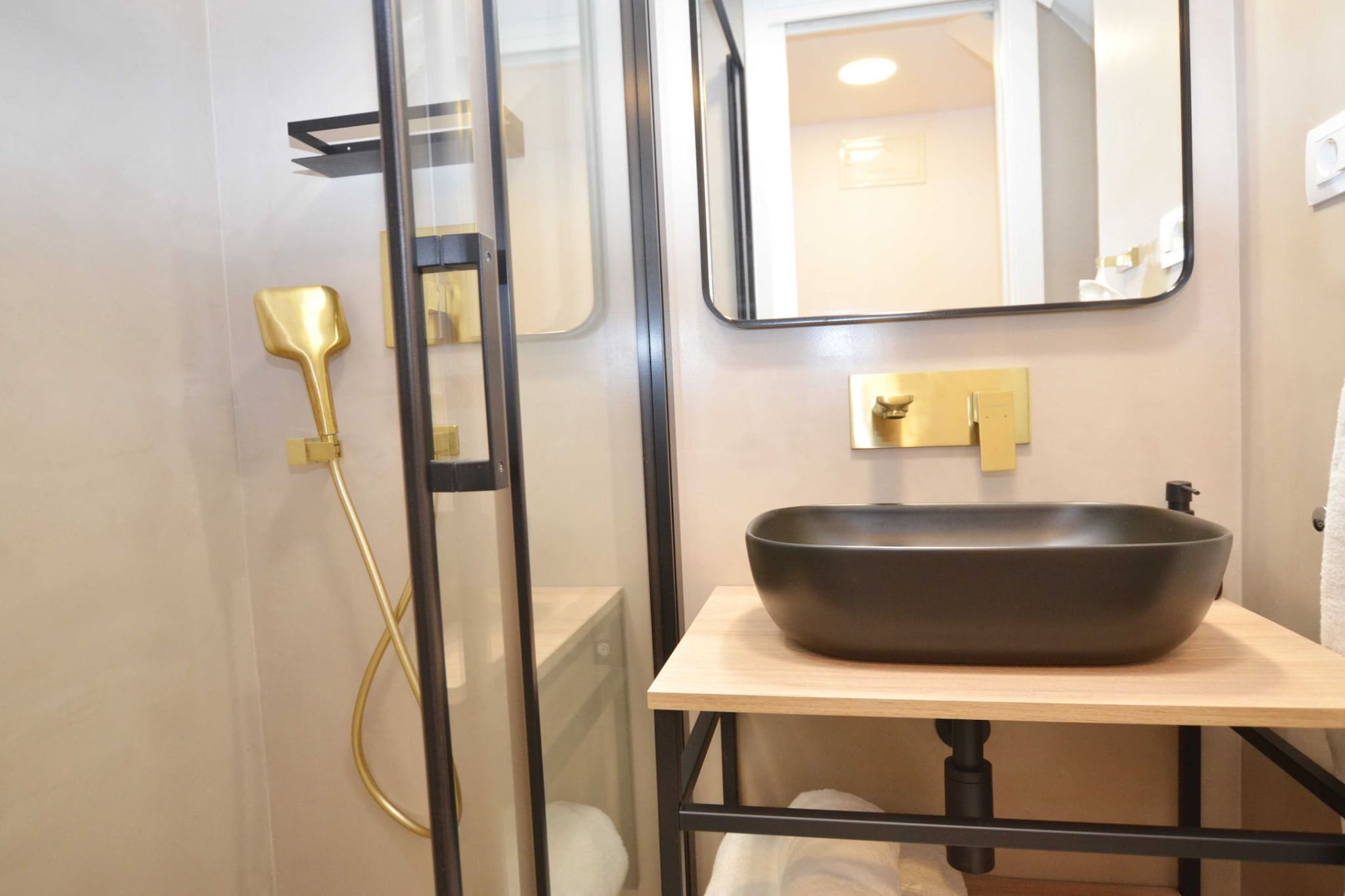 Chic and Stylish Old Town Rovinj Apartment - Studio Apartment-Badezimmer