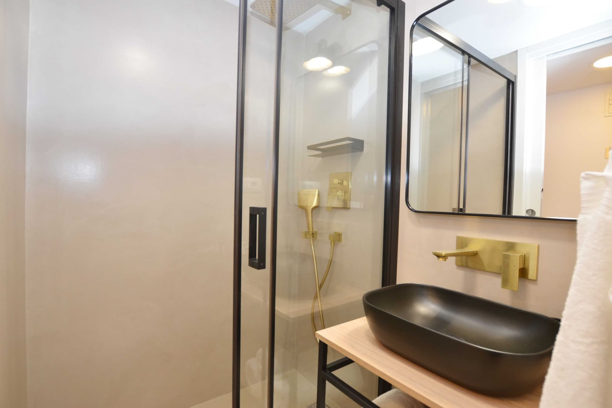 Chic and Stylish Old Town Rovinj Apartment - Studio Apartment-Badezimmer