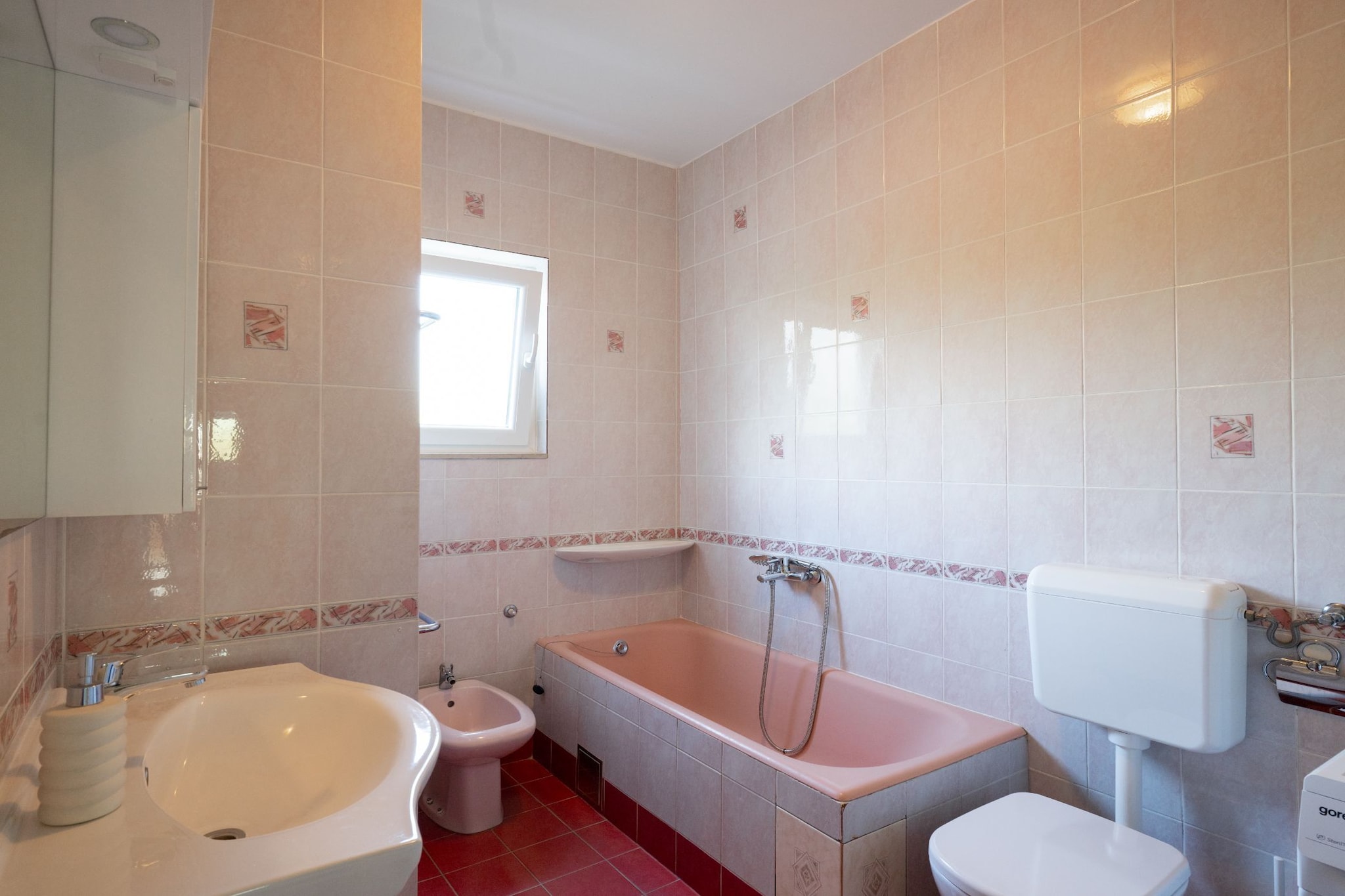 Three-Bedroom House-Badkamer