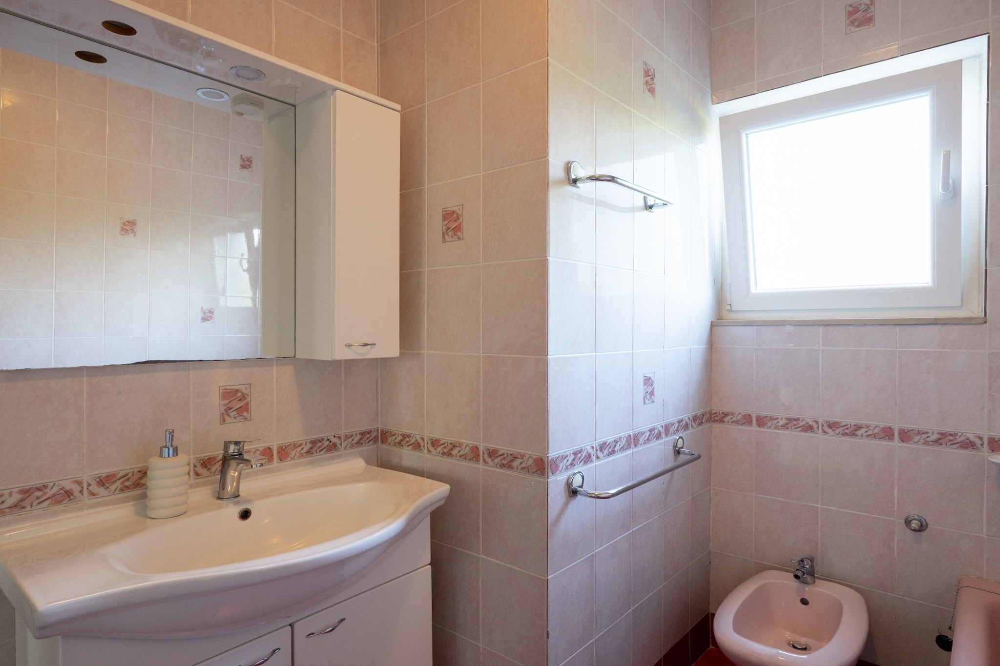 Three-Bedroom House-Badkamer