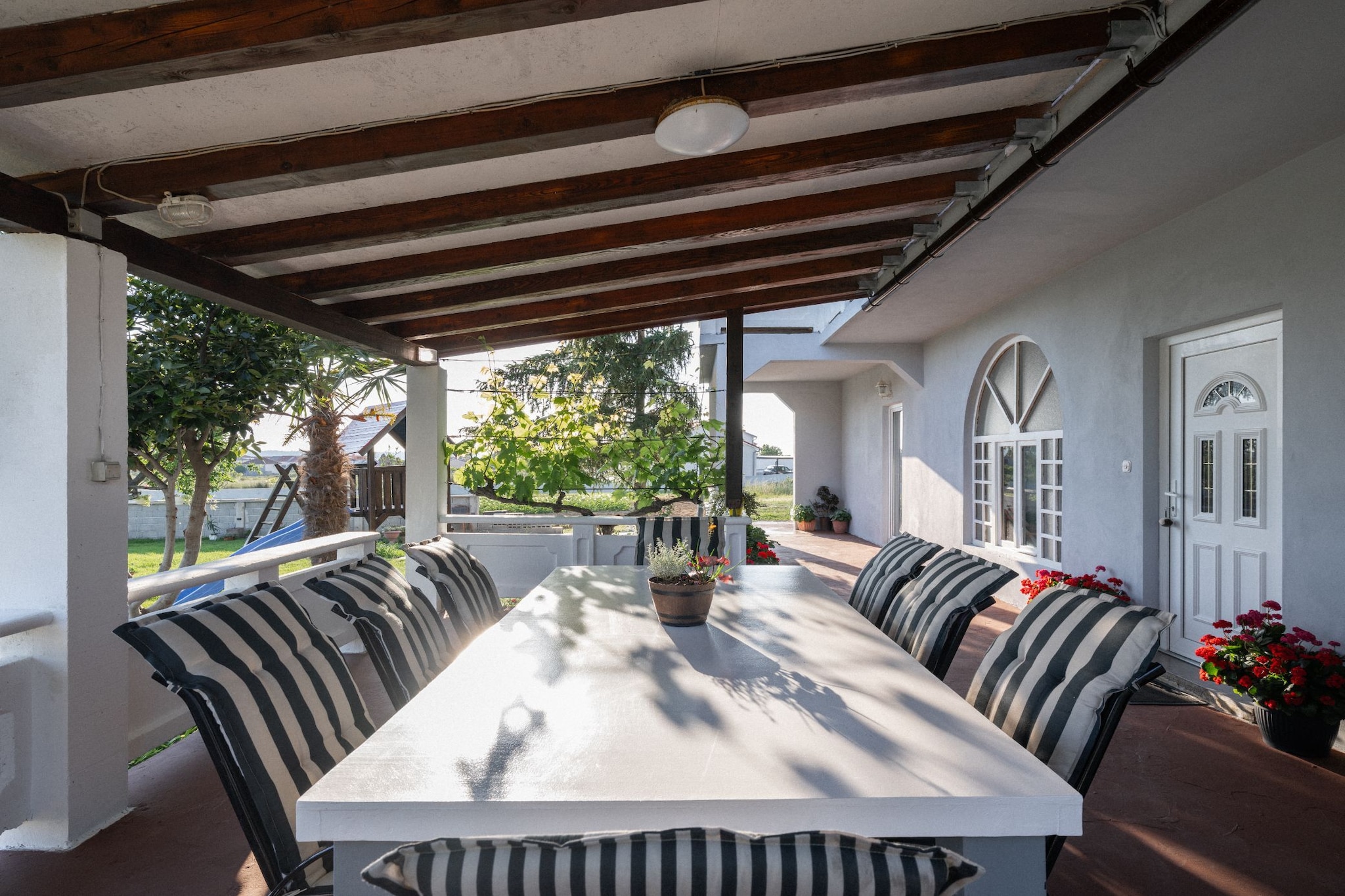 Three-Bedroom House-Buitenlucht