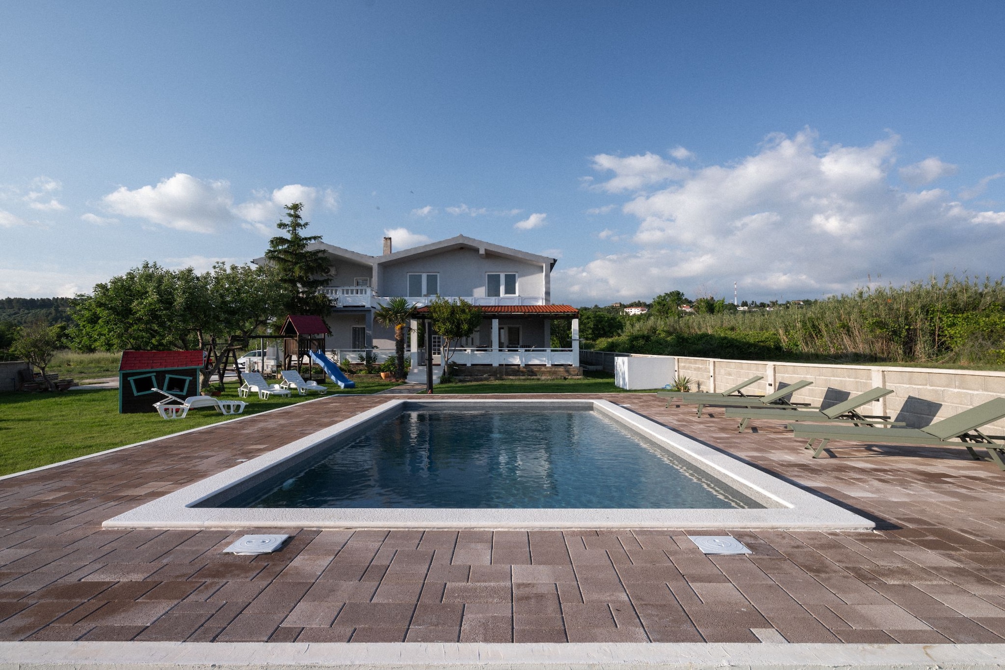 Three-Bedroom House-Zwembad