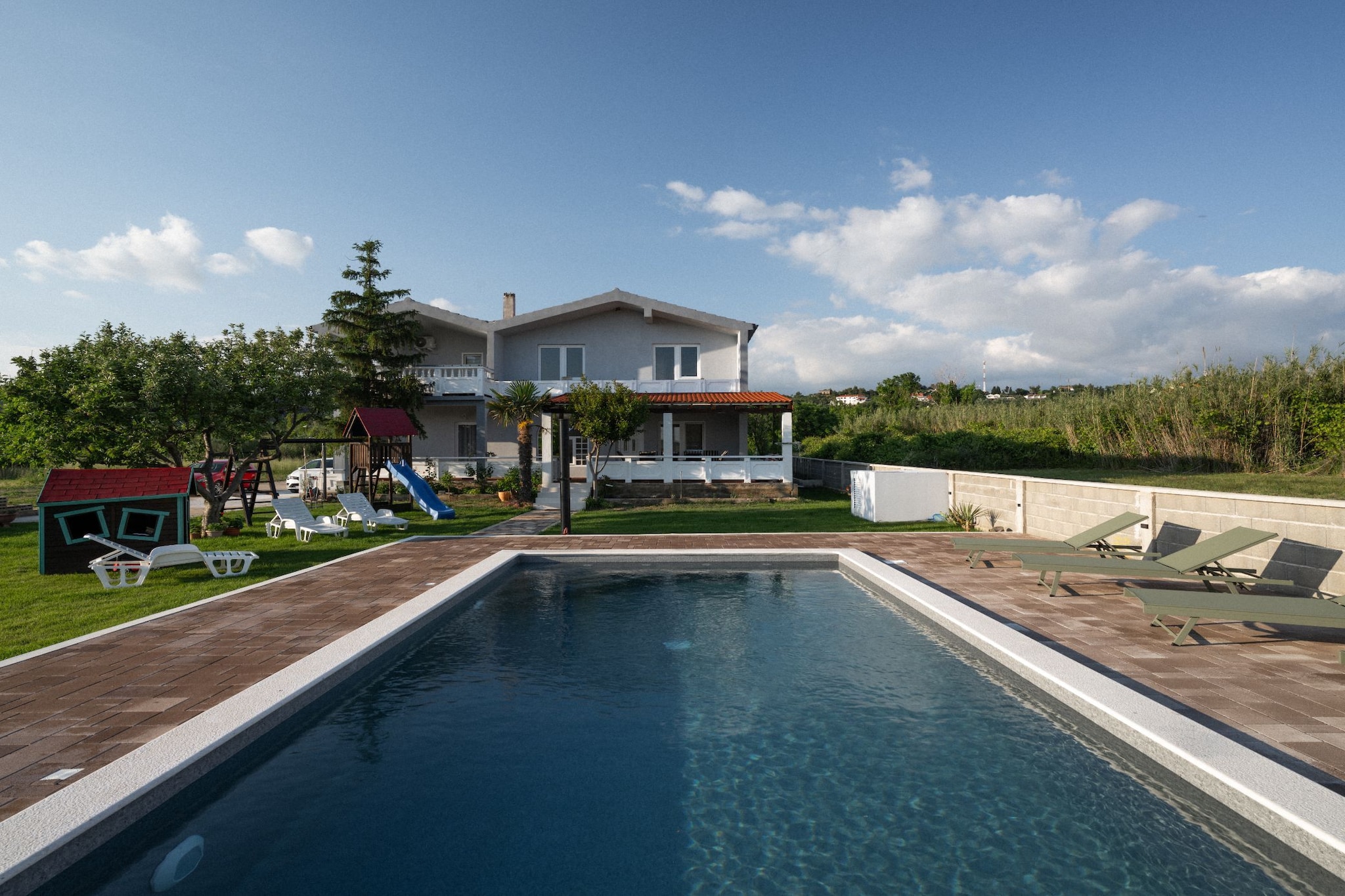 Three-Bedroom House-Zwembad