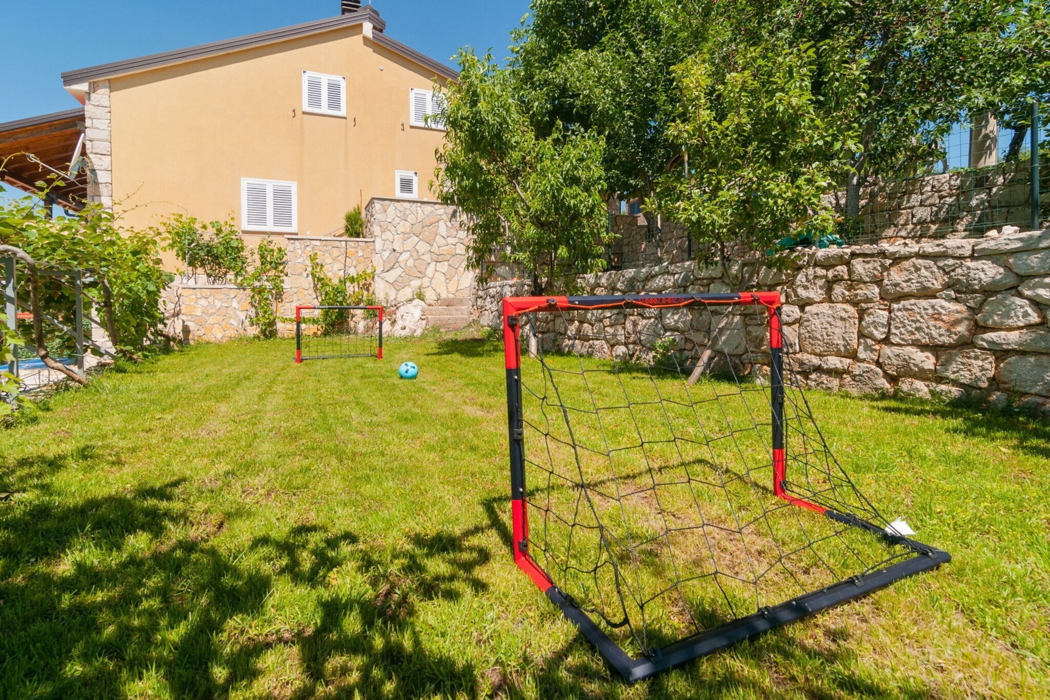 Five-Bedroom Home-Zwembad