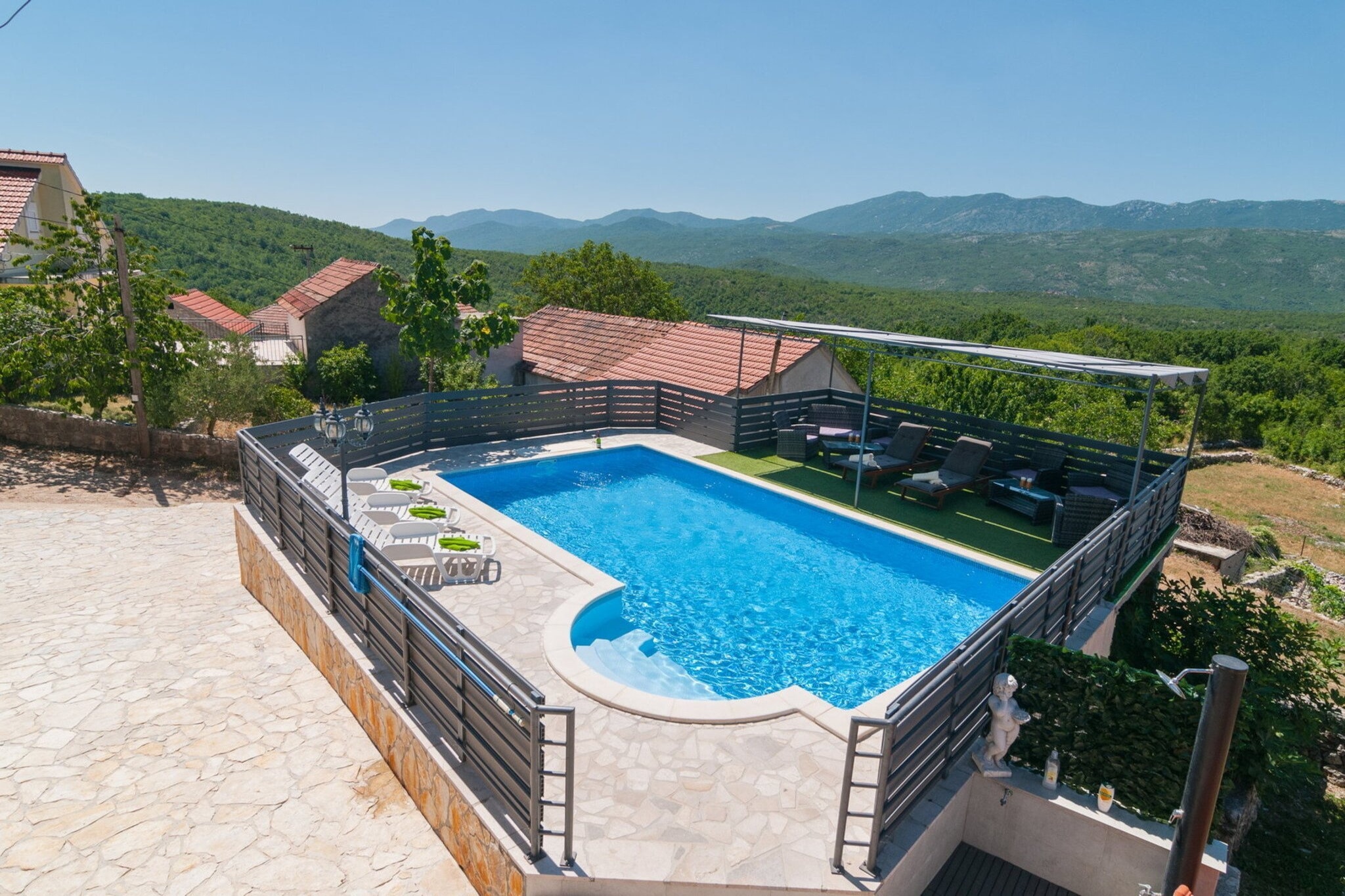 Five-Bedroom Home-Zwembad