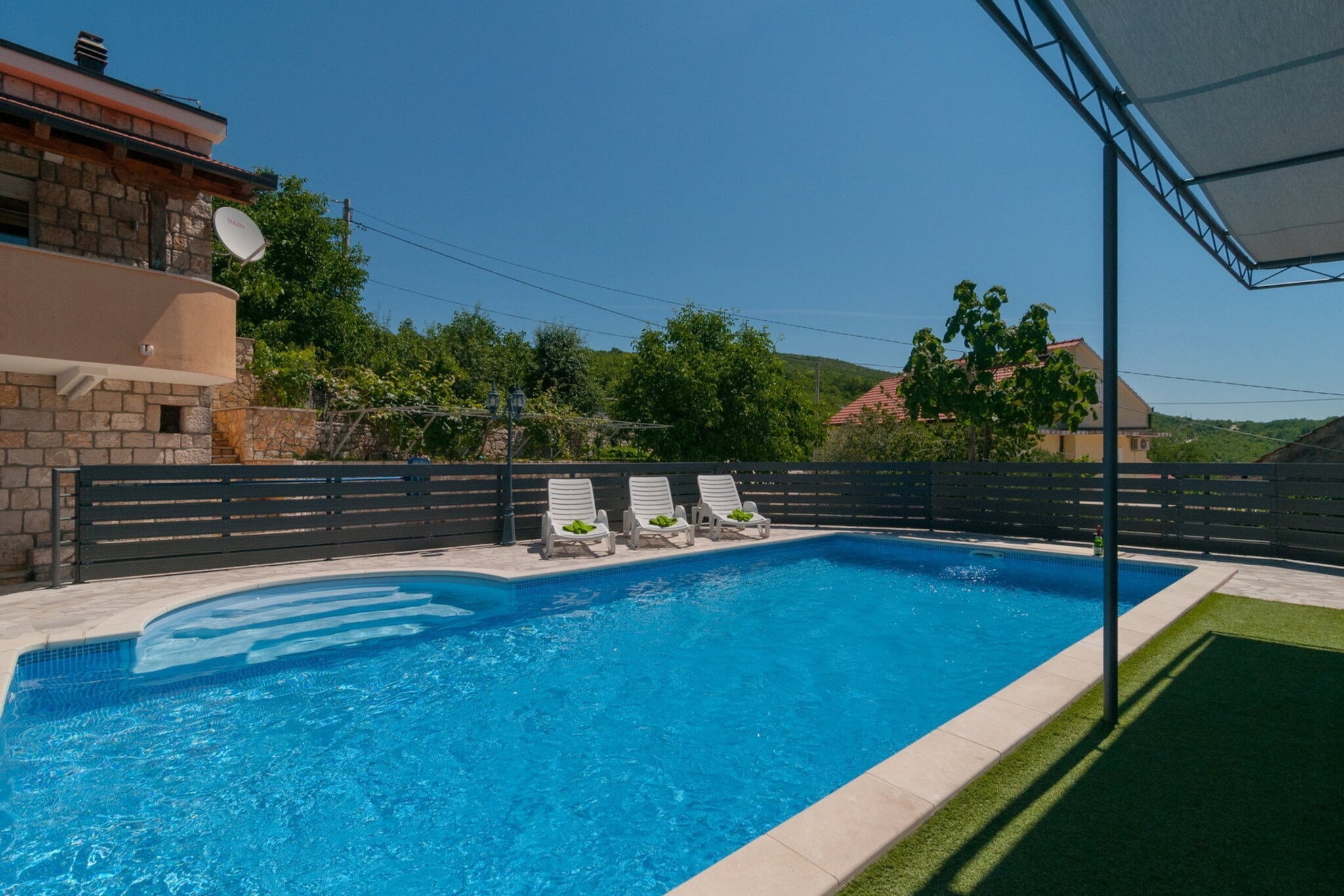 Five-Bedroom Home-Zwembad