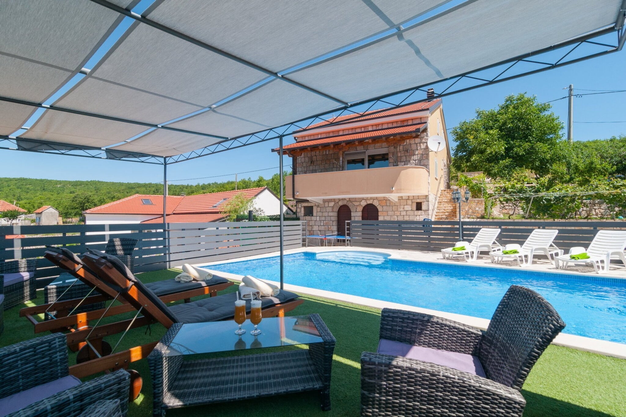 Five-Bedroom Home-Zwembad