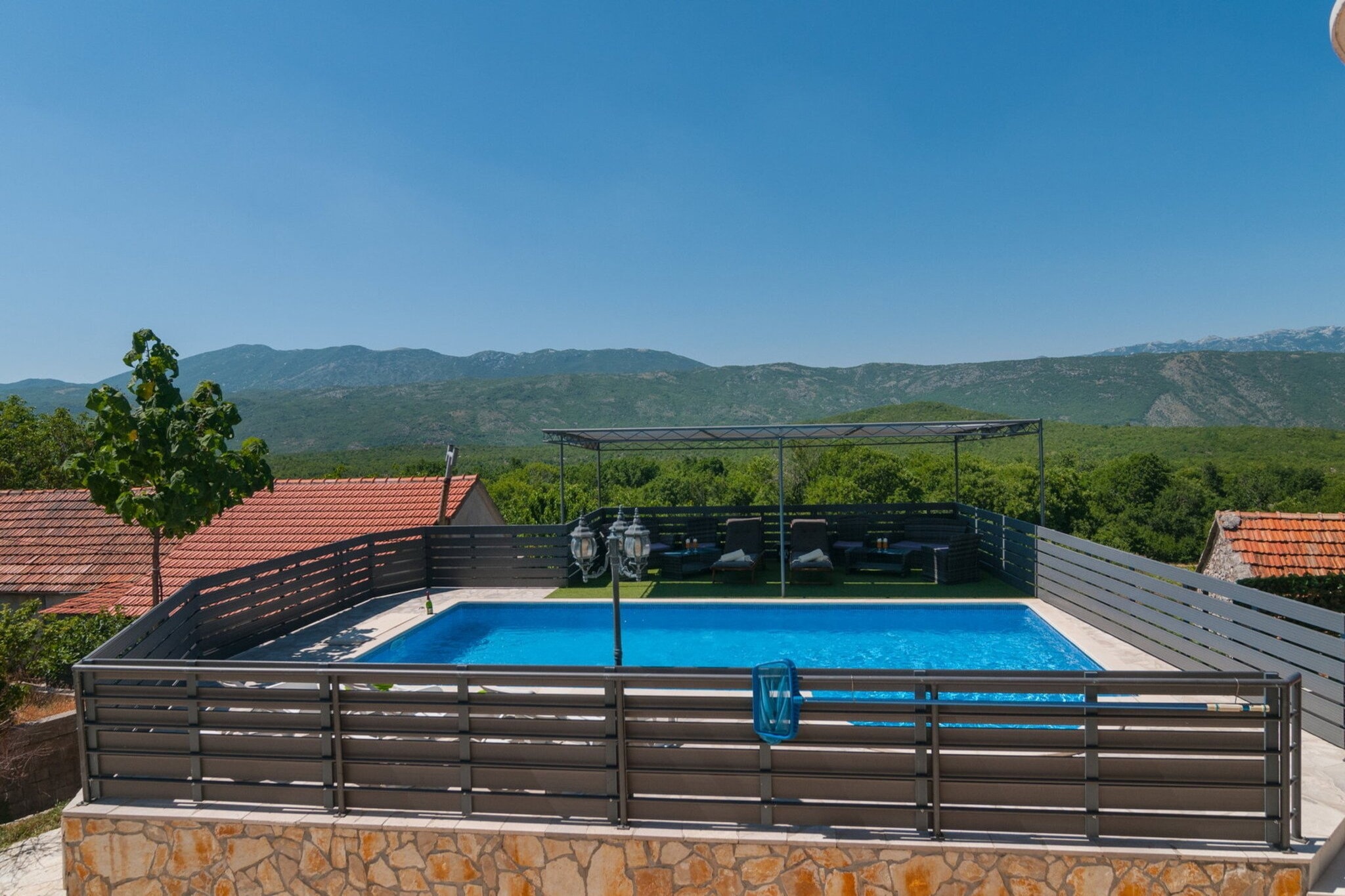 Five-Bedroom Home-Zwembad