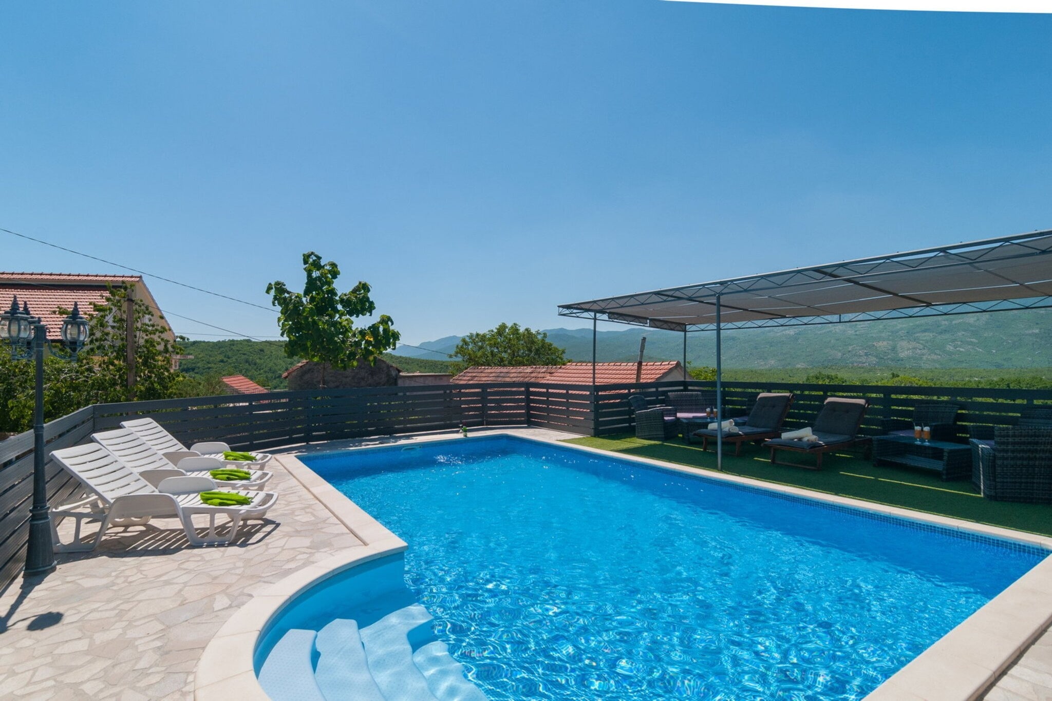 Five-Bedroom Home-Zwembad