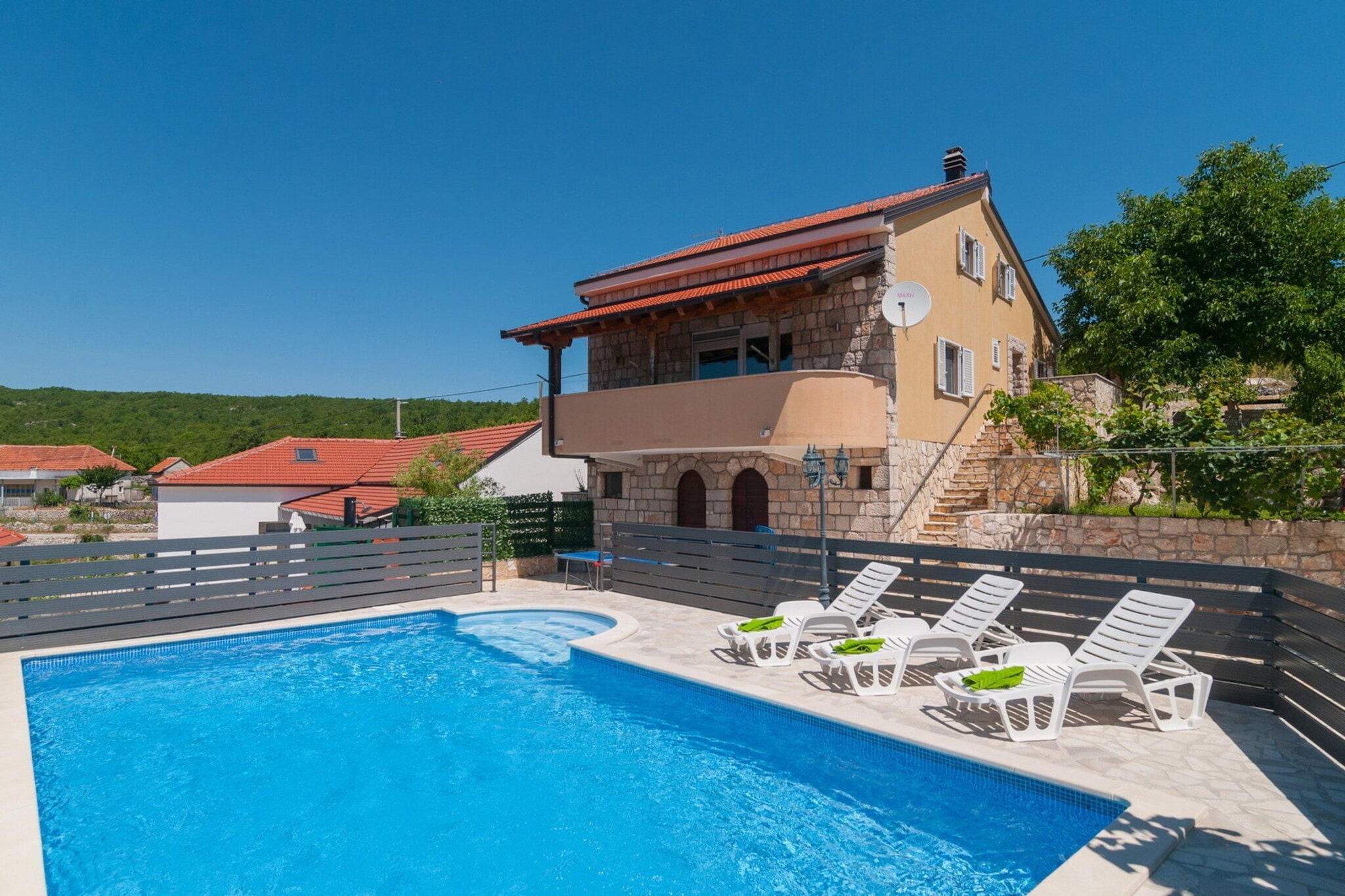 Five-Bedroom Home-Zwembad