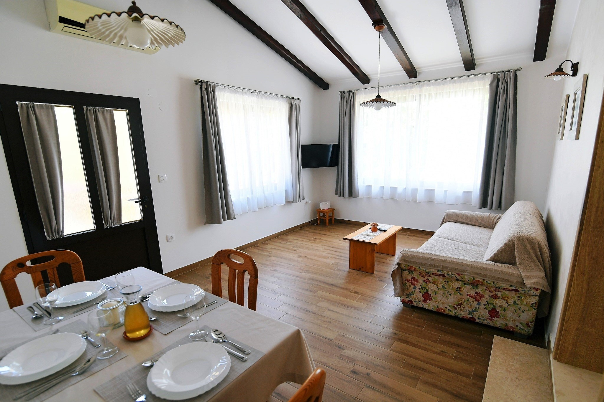 Charming Holiday Home with Terrace and Garden - One Bedroom Holiday Home