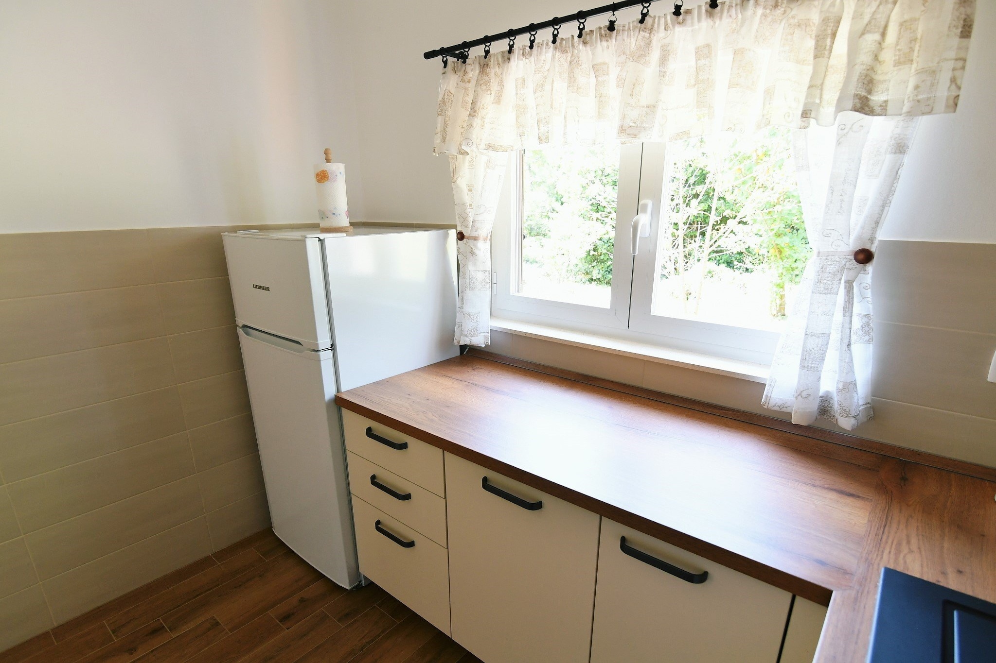 Charming Holiday Home with Terrace and Garden - One Bedroom Holiday Home-Kitchen