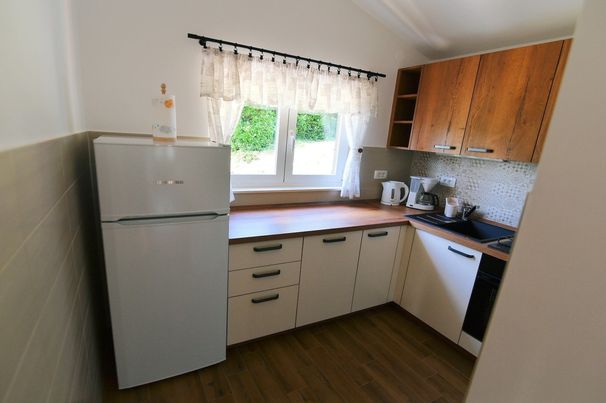 Charming Holiday Home with Terrace and Garden - One Bedroom Holiday Home-Kitchen