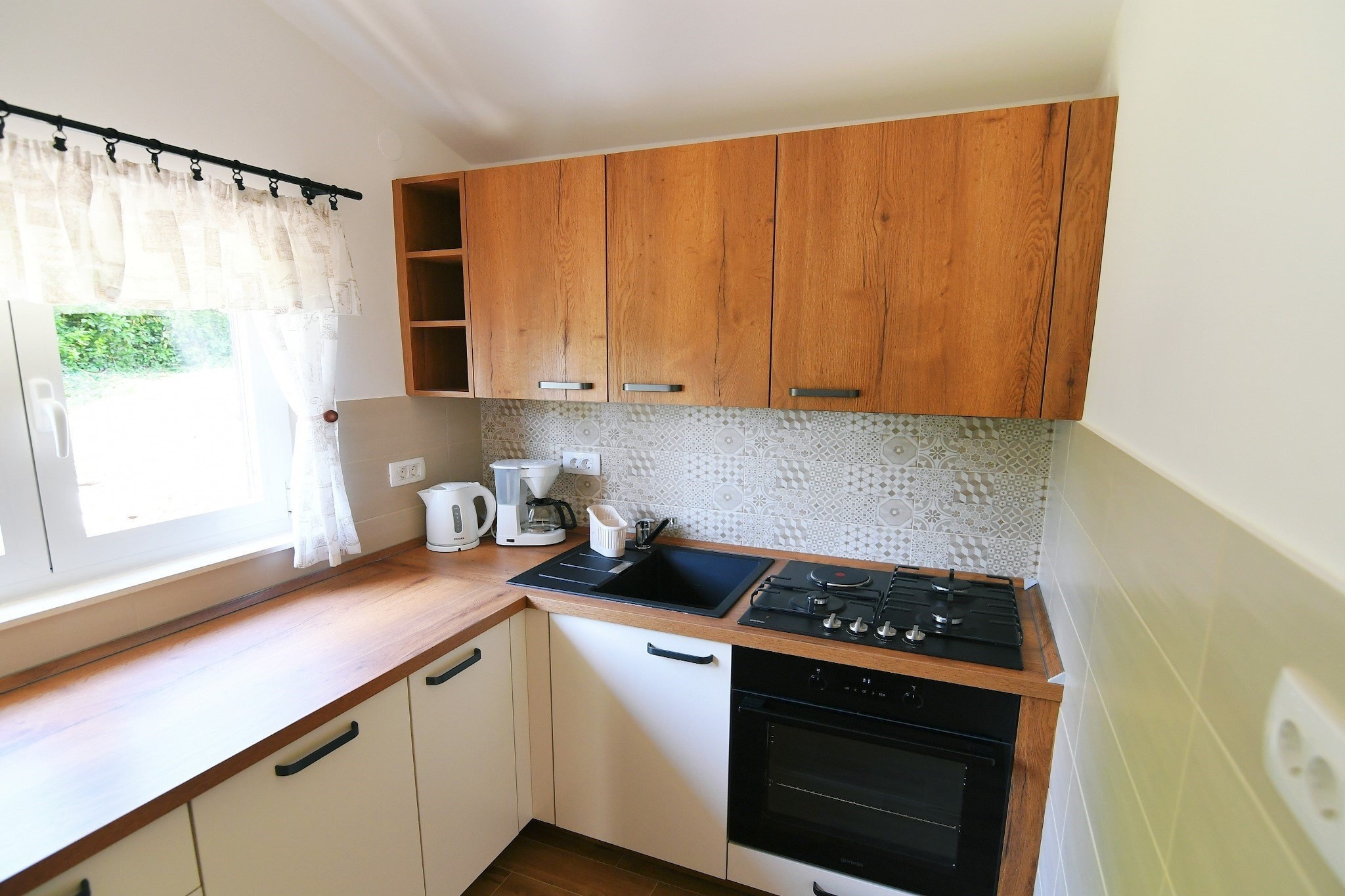 Charming Holiday Home with Terrace and Garden - One Bedroom Holiday Home-Kitchen