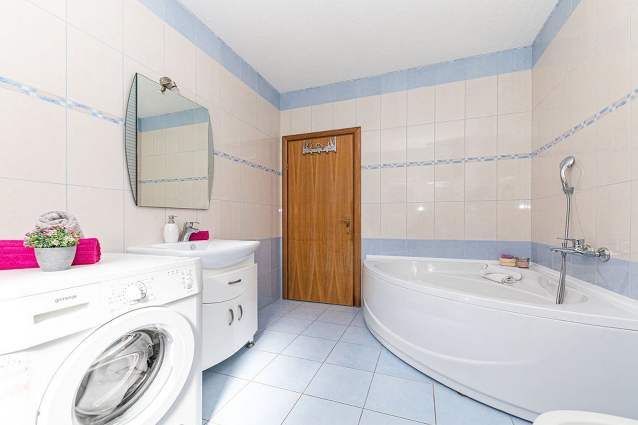 Exquisite Spacious Villa Bufaline with Pool and Gym - Eight Bedroom Villa with Pool and Gym-Bathroom