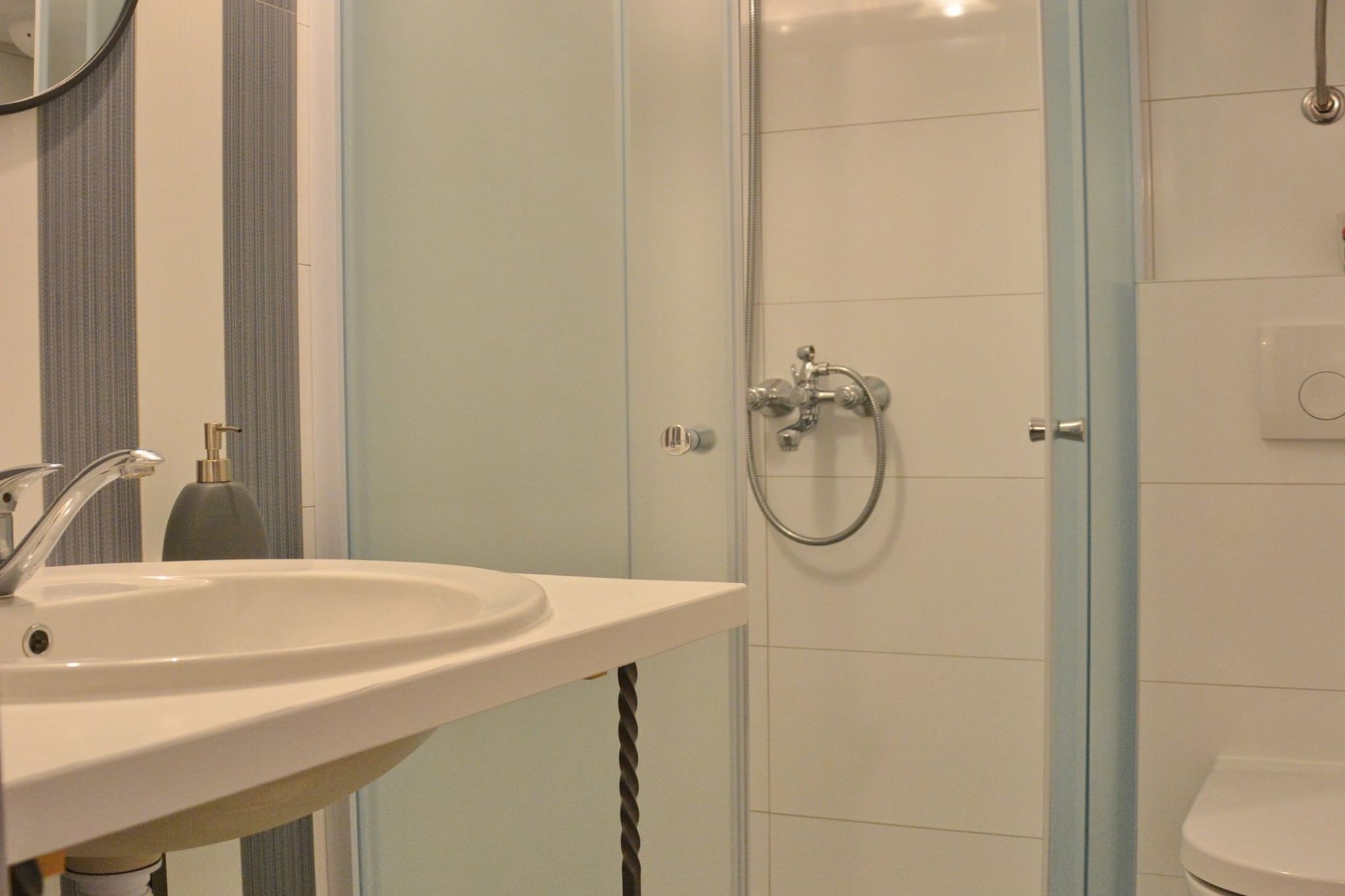 Blissful Bay Apartments Vrboska - Studio with Terrace (owner Ruzmarin)-Badezimmer