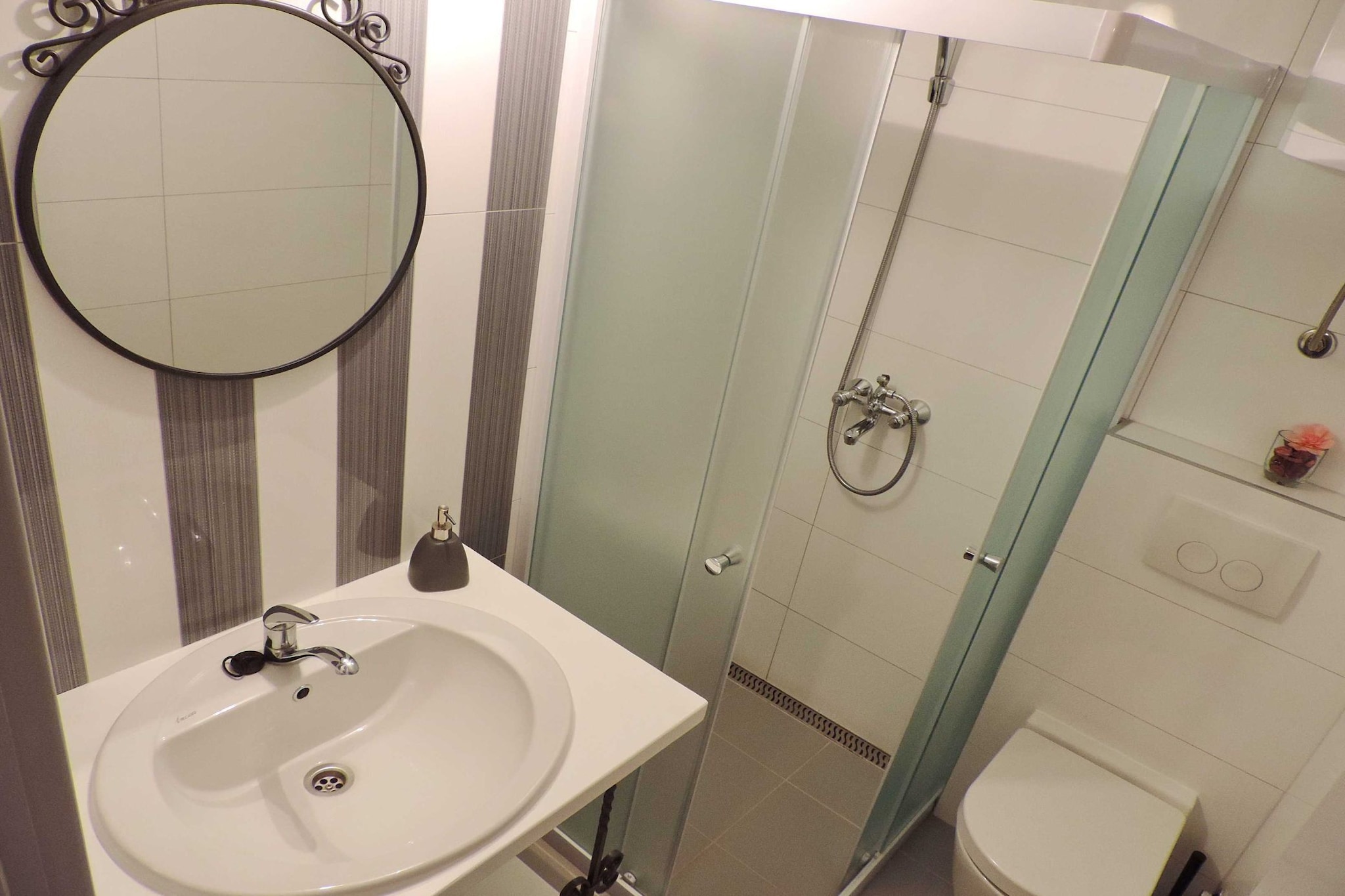 Blissful Bay Apartments Vrboska - Studio with Terrace (owner Ruzmarin)-Badezimmer