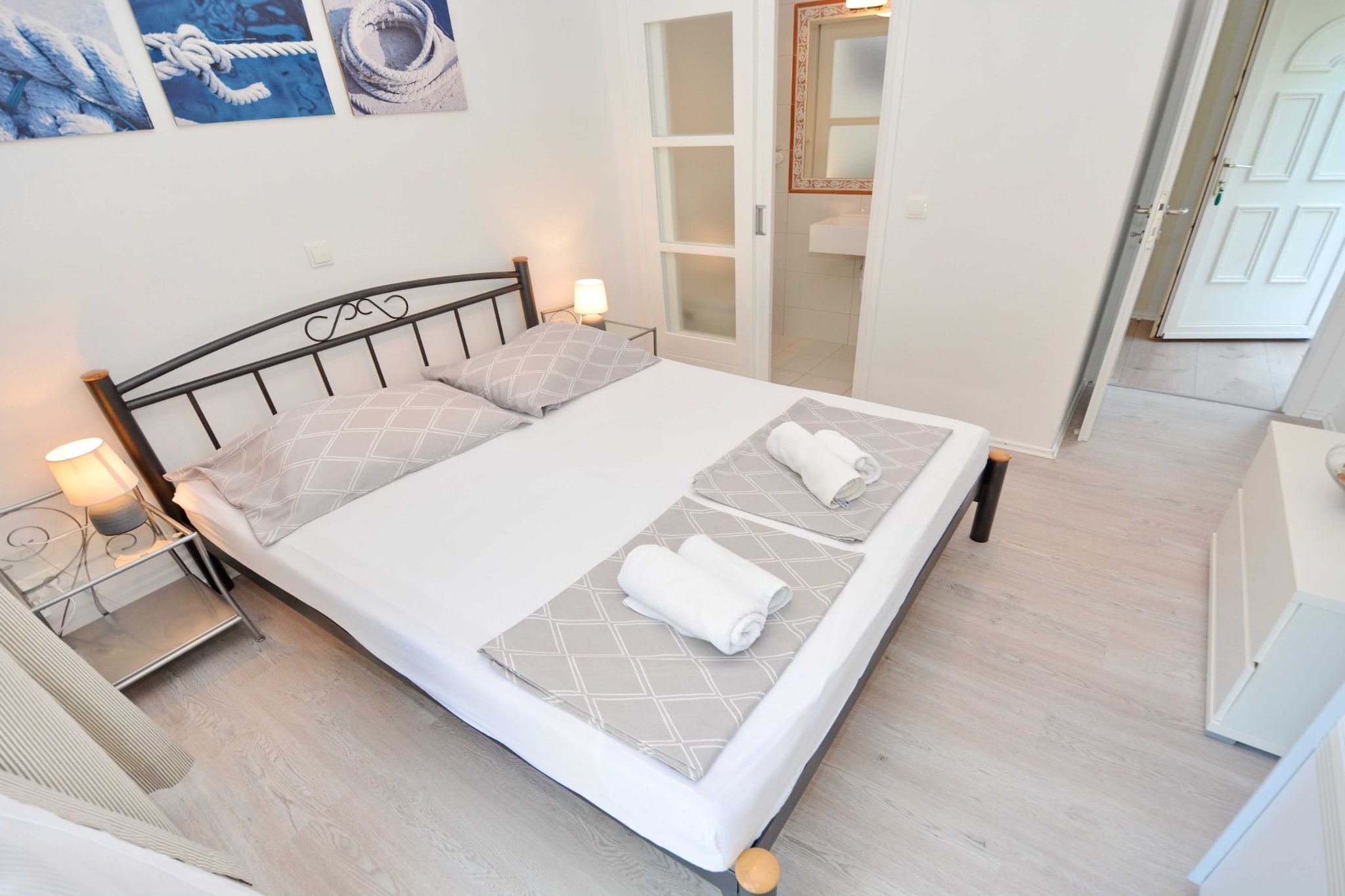 Blissful Bay Apartments Vrboska - Two Bedroom Apartment with Terrace (owner Kadulja)-Schlafzimmer